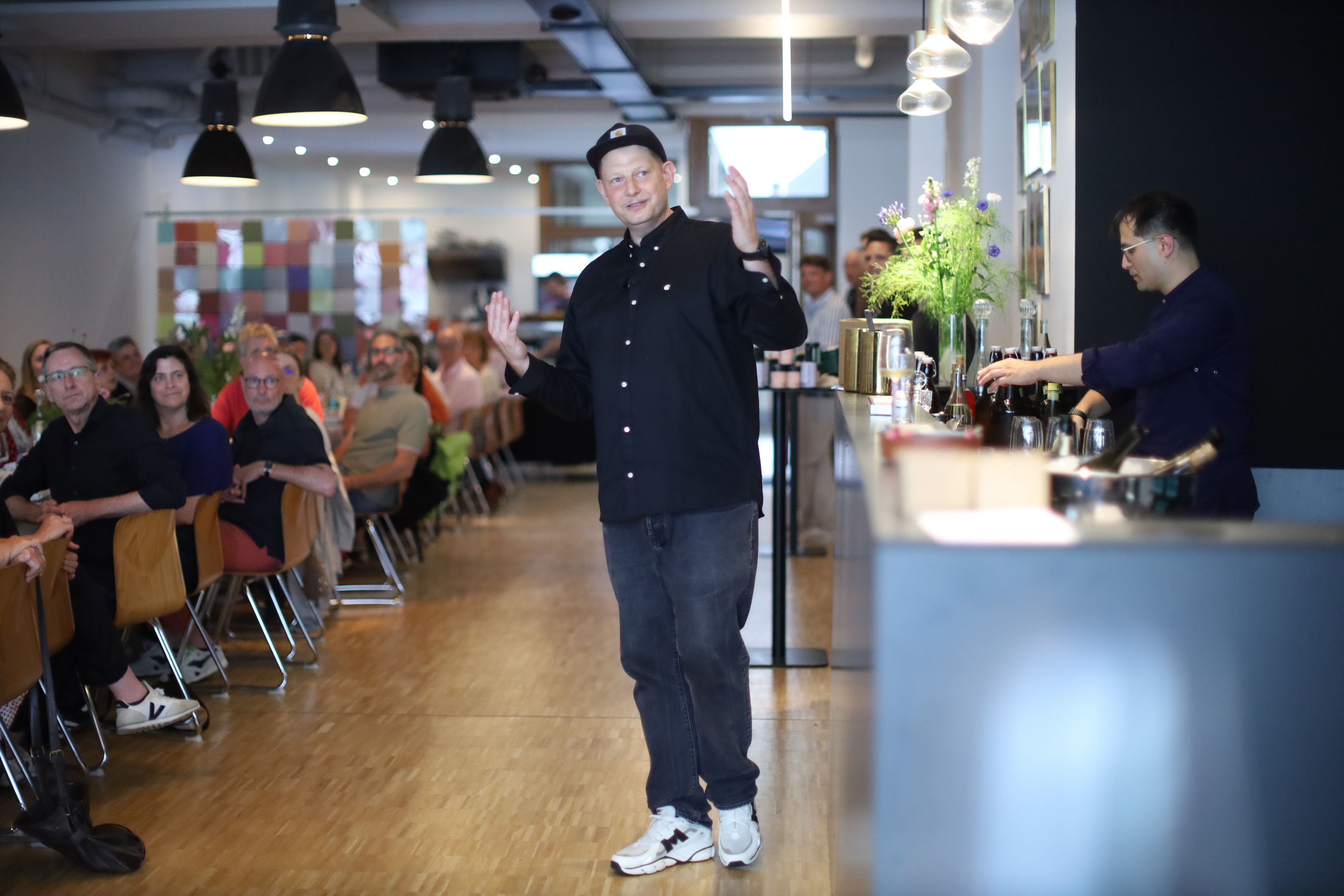 Gastgeber Tom Mackenroth freut sich über die guten Gespräche an der langen Tafel.