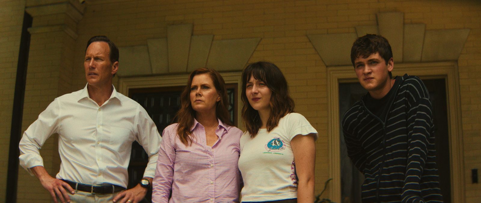 Das Böse beobachten - und beobachtet werden vom Bösen: Auf der Terrasse ihres geschmackvollen Südstaaten-Hauses blicken Tom Bowden (Patrick Wilson, links), seine Frau Anna (Amy Adams, zweite von links) sowie deren Tochter Natalie (Lily Collias) und der gemeinsame Sohn Zack (Joe Alfie Winslet Mendes) auf eine beunruhigende Bedrohung von außen. (Bild: Apple TV)