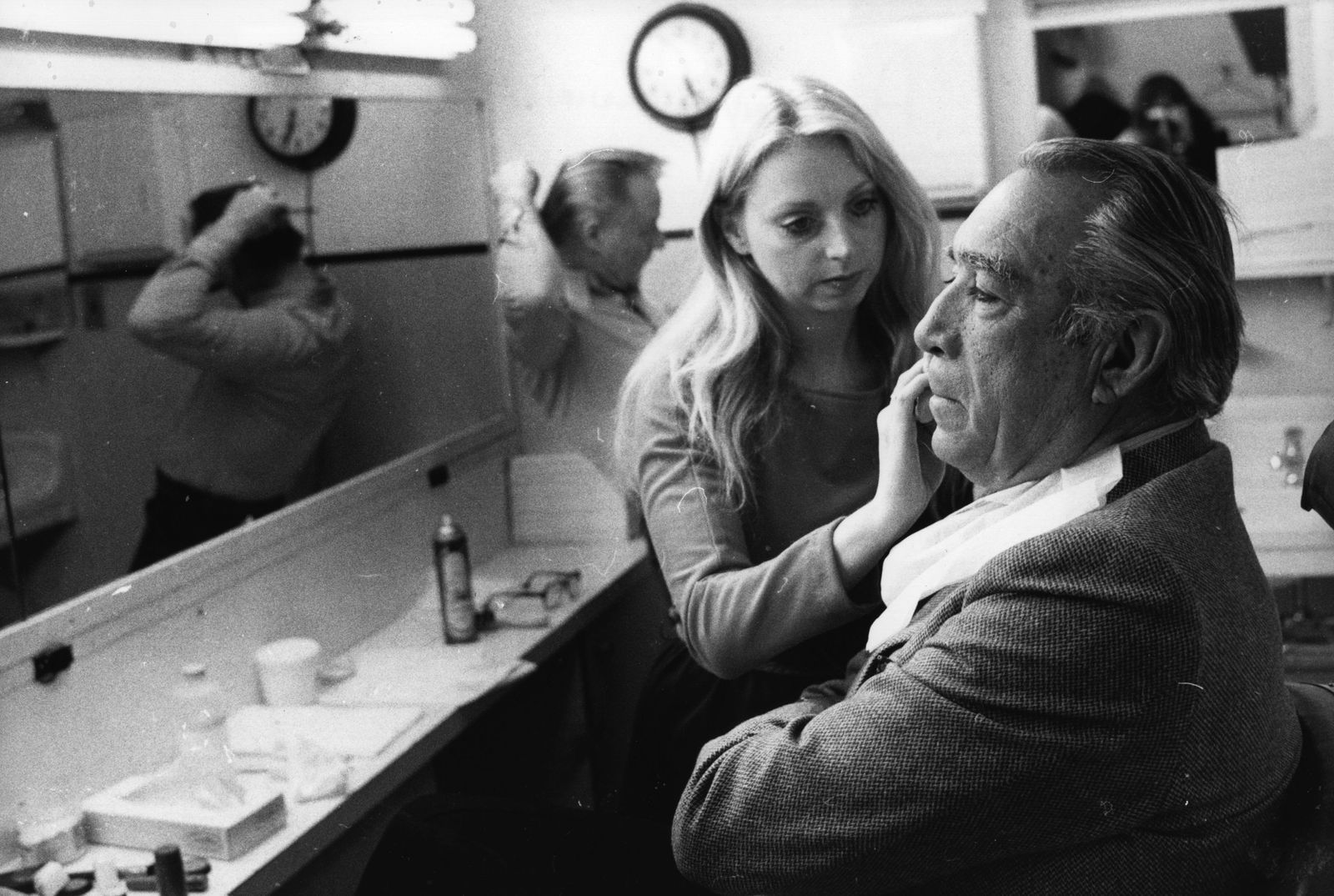 Anthony Quinn im Jahr 1981: Für seine Rolle im Film „Omar Mukhtar - Löwe der Wüste“ lässt sich der Schauspieler schminken. (Bild: Keystone Features/Getty Images)