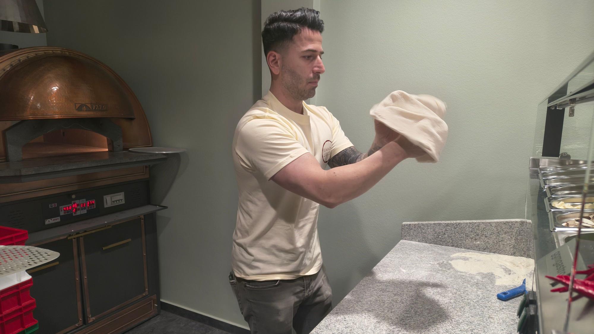Sinan Batur wurde zum Deutschen Meister der Vera Pizza Napoletana 2026 gekürt. In Siegburg eröffnet er jetzt das Restaurant "Casa Di Lucia".