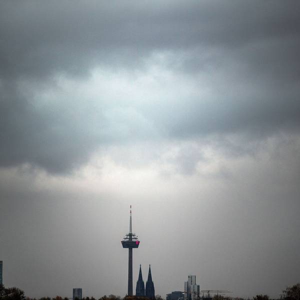 Wolken ziehen über den Kölner Dom und den Fernsehturm (Archivbild).