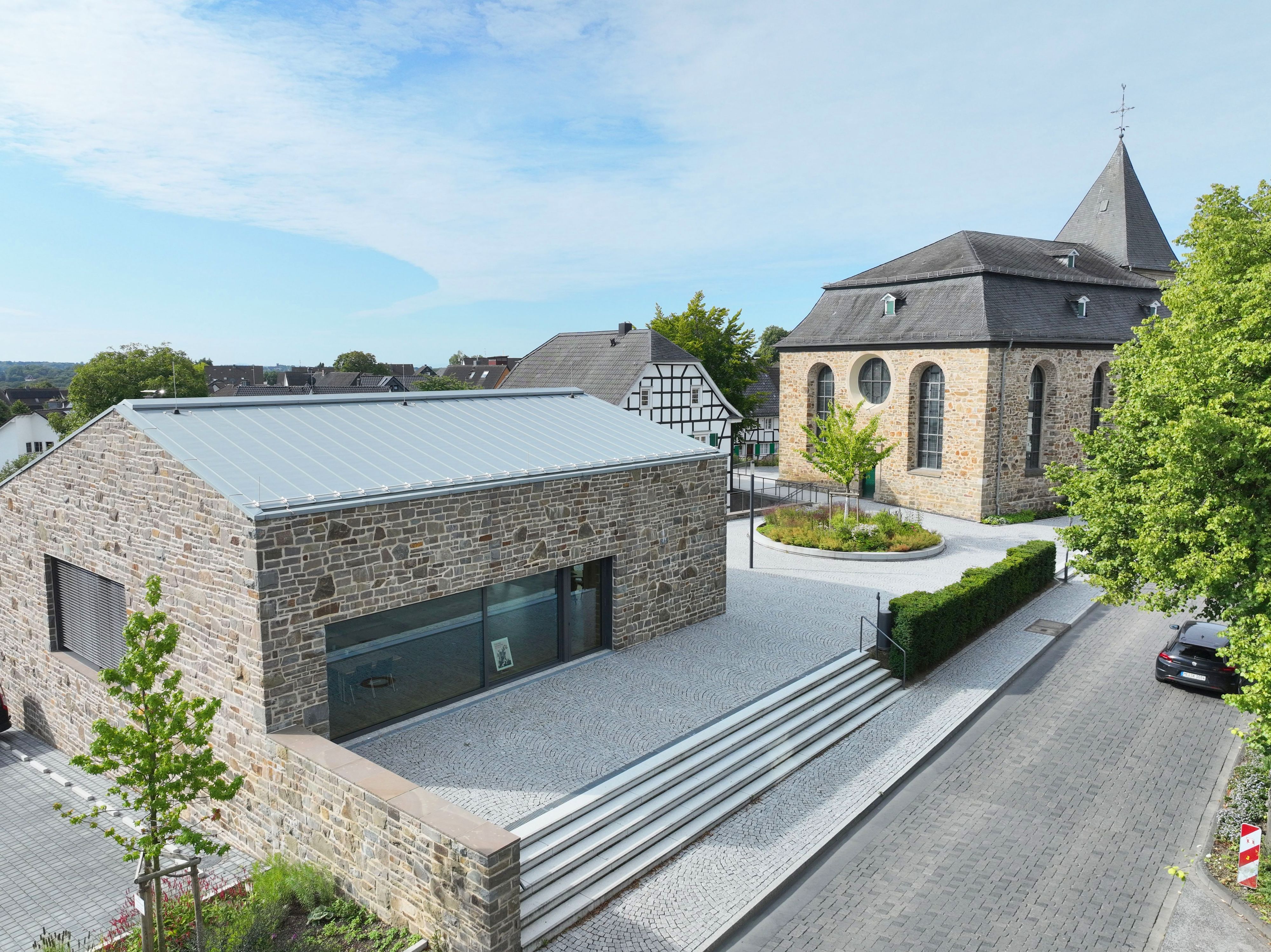 Es galt, das neue Gemeindehaus mit der Kirche und dem Pfarrhaus zu einem Ensemble zu vereinen.