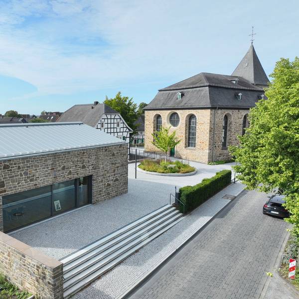 Es galt, das neue Gemeindehaus mit der Kirche und dem Pfarrhaus zu einem Ensemble zu vereinen.