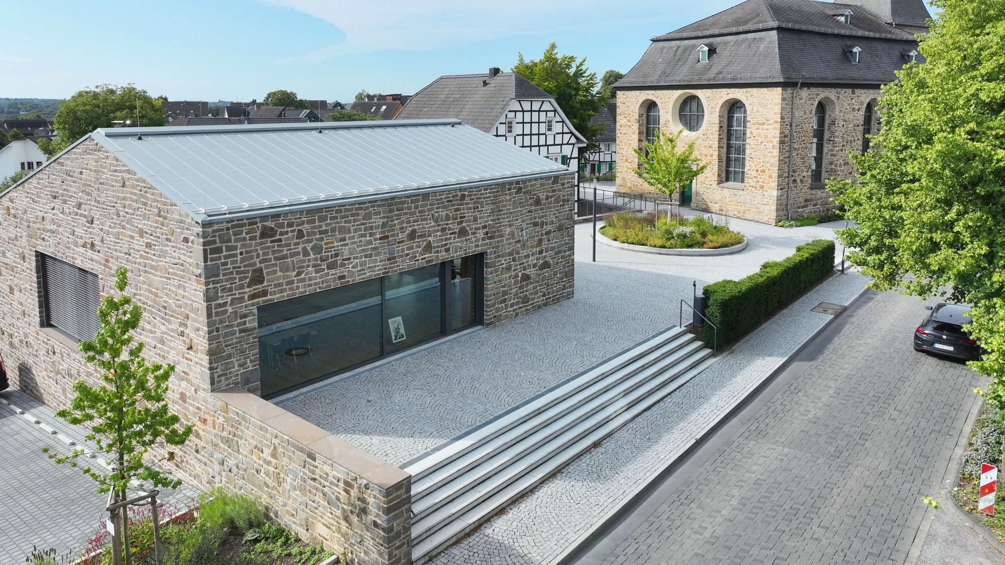 Es galt, das neue Gemeindehaus mit der Kirche und dem Pfarrhaus zu einem Ensemble zu vereinen.