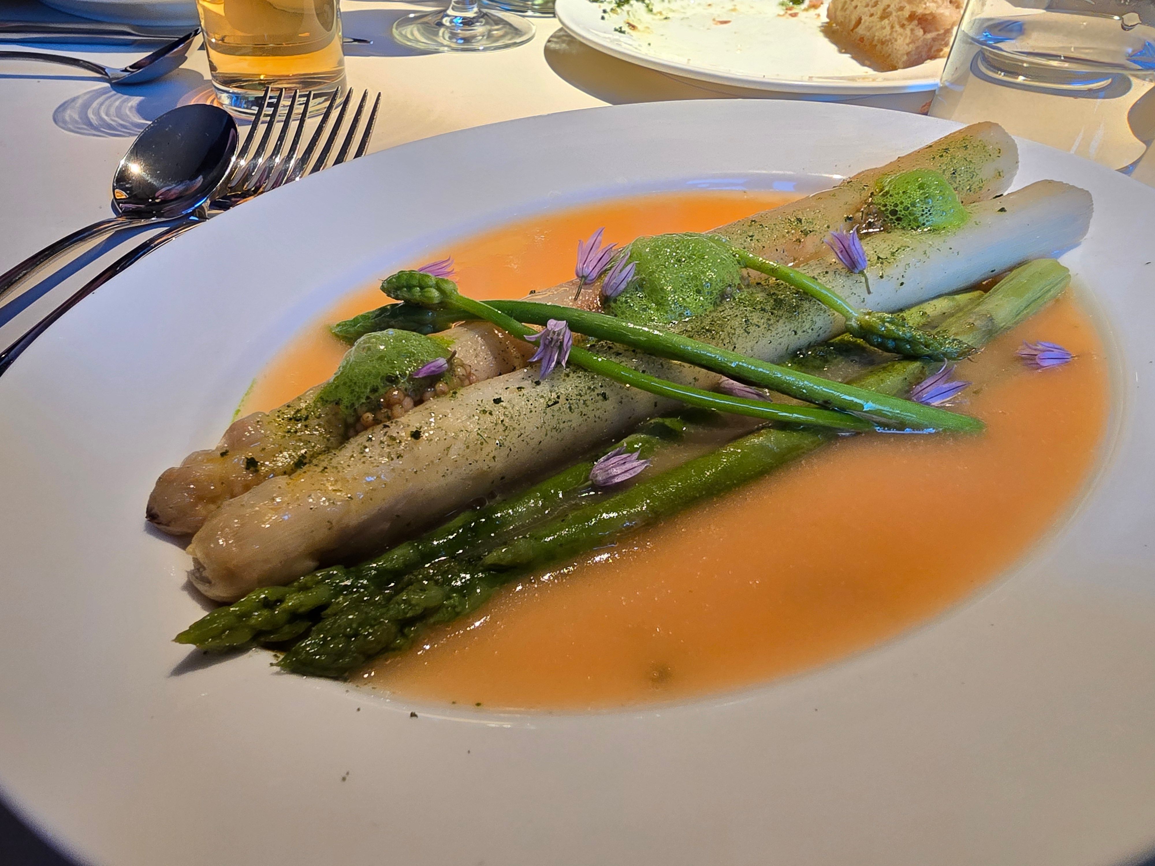 Bunter Spargel in einer Bohnensauce, obenauf Senfkaviar, Bärlauch, Samardala