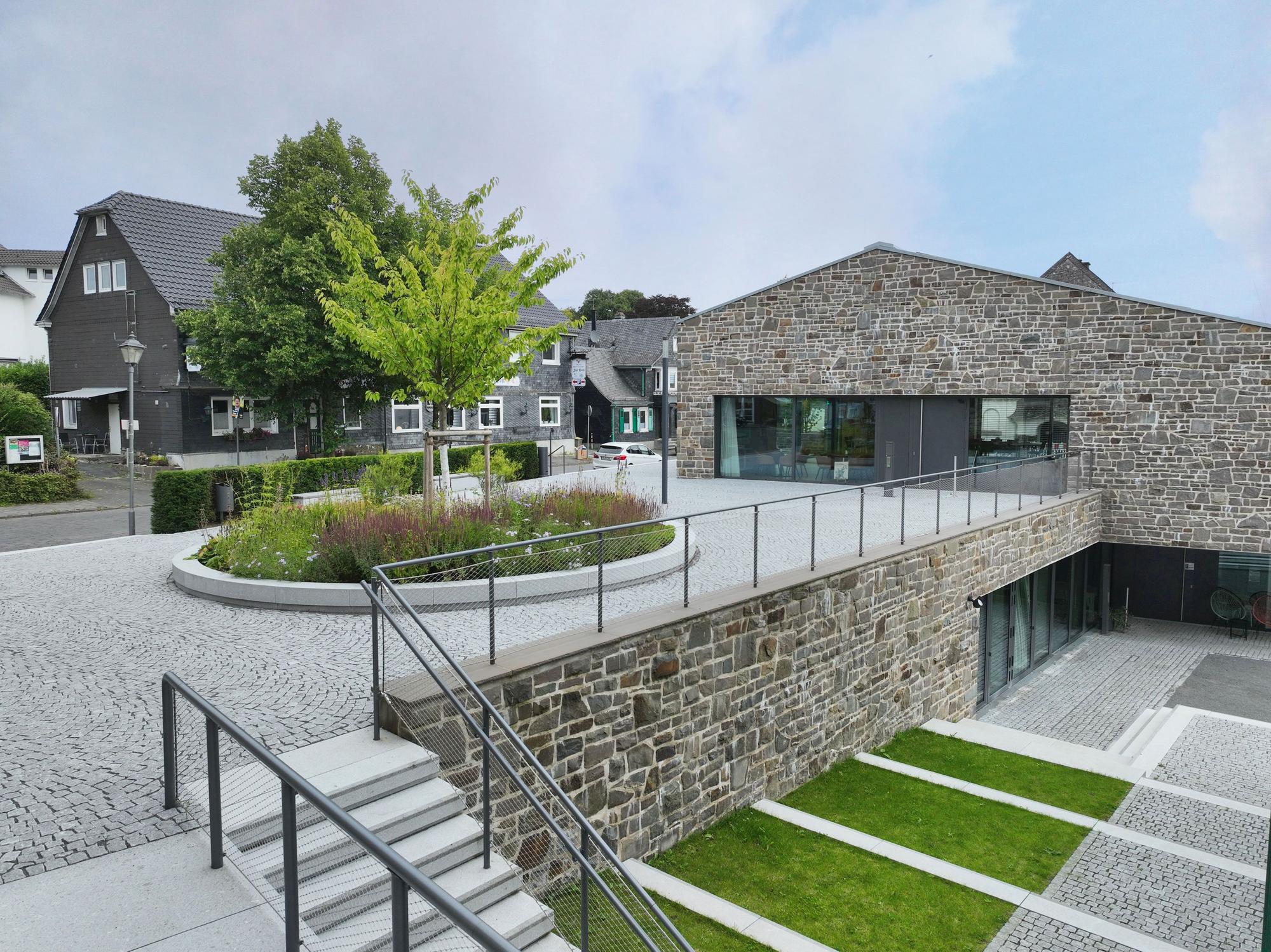 Das Gemeindehaus ist 500 Quadratmeter groß, das Kölner Büro Kastner Pichler Schorn ist für die Architektur verantwortlich, der Landschaftsarchitekt Stern für den Vorplatz.