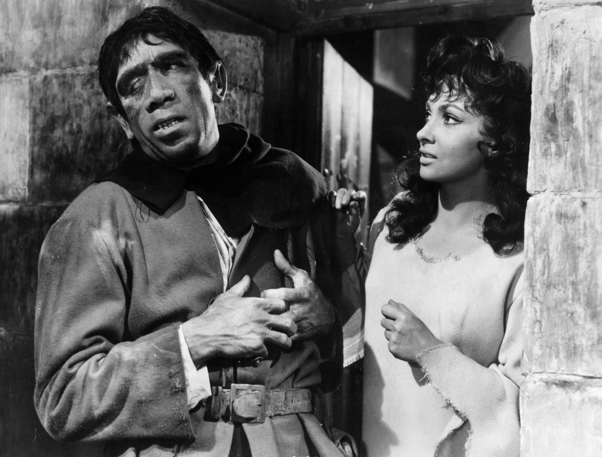 Er kannte alle großen Damen Hollywoods: Gina Lollobrigida mit Anthony Quinn - ihrem Lieblingsfilmpartner - in der Roman-Verfilmung „Der Glöckner von Notre Dame“ (1956). (Bild: Hulton Archive/Getty Images)