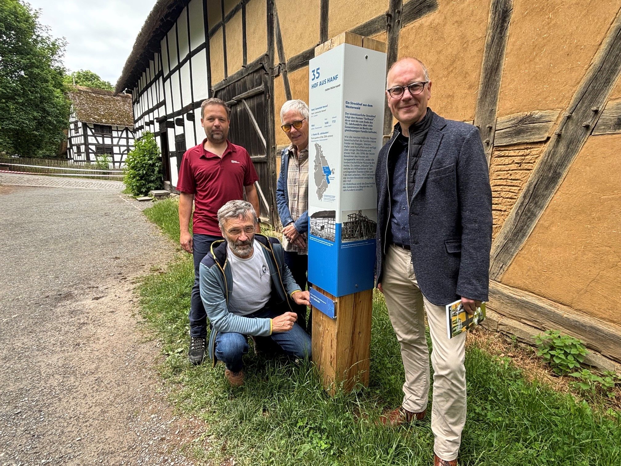 Im Freilichtmuseum Kommern steht eine neue Stele vor dem Haus aus Hanf aus der Baugruppe Westerwald.
