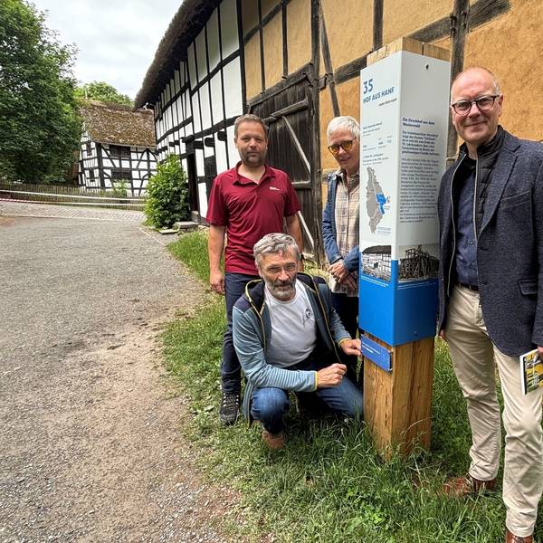 Im Freilichtmuseum Kommern steht eine neue Stele vor dem Haus aus Hanf aus der Baugruppe Westerwald.