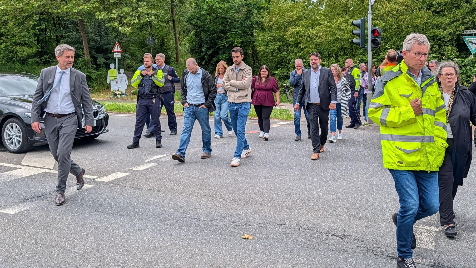 Den Unfallort an der Kreuzung Frechener Straße und Theresienhöhe nahm die 27. Große Strafkammer des Landgerichts Köln mit den Prozessbeteiligten in Augenschein.