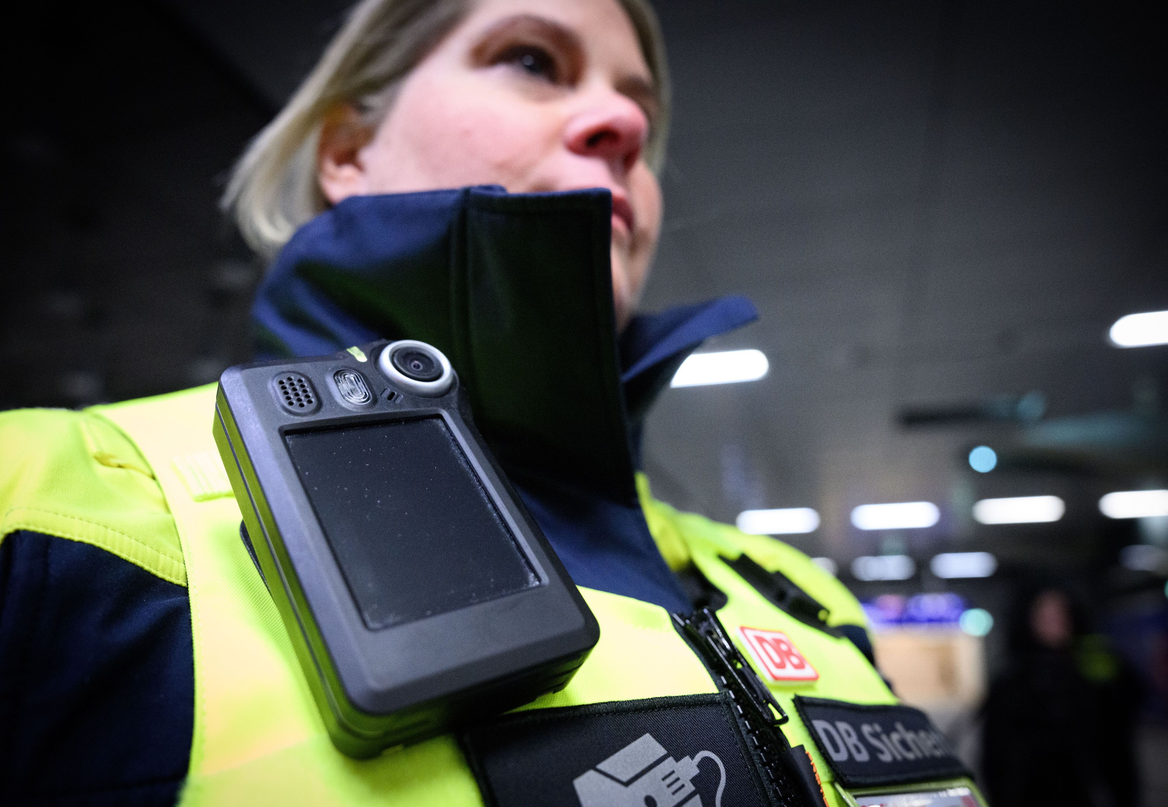 Eine Mitarbeiterin der DB Sicherheit trägt bei einem Pressetermin eine Body-Cam im Berliner Hauptbahnhof.