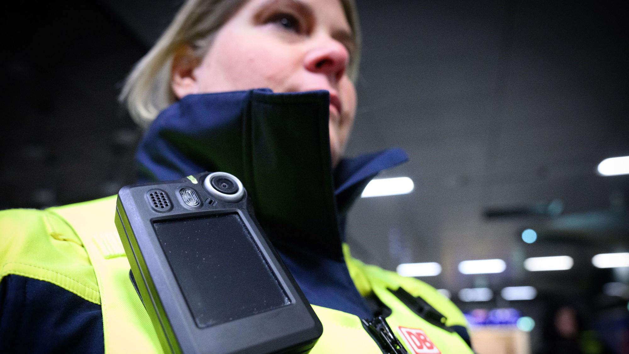 Eine Mitarbeiterin der DB Sicherheit trägt bei einem Pressetermin eine Body-Cam im Berliner Hauptbahnhof.
