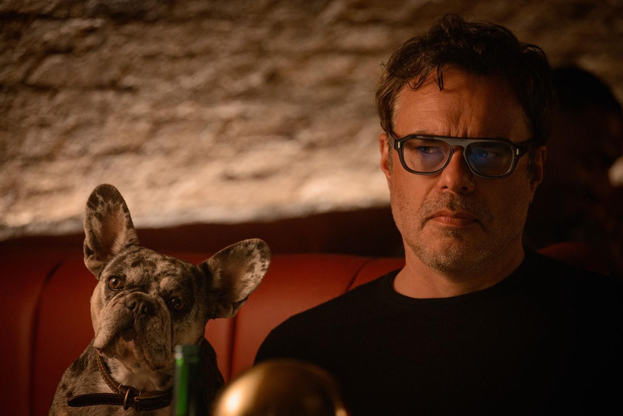 Sein Hund liegt Steve (Jemaine Clement) sehr am Herzen. (Bild: 2025 Disney+, Inc./Lara Cornell)