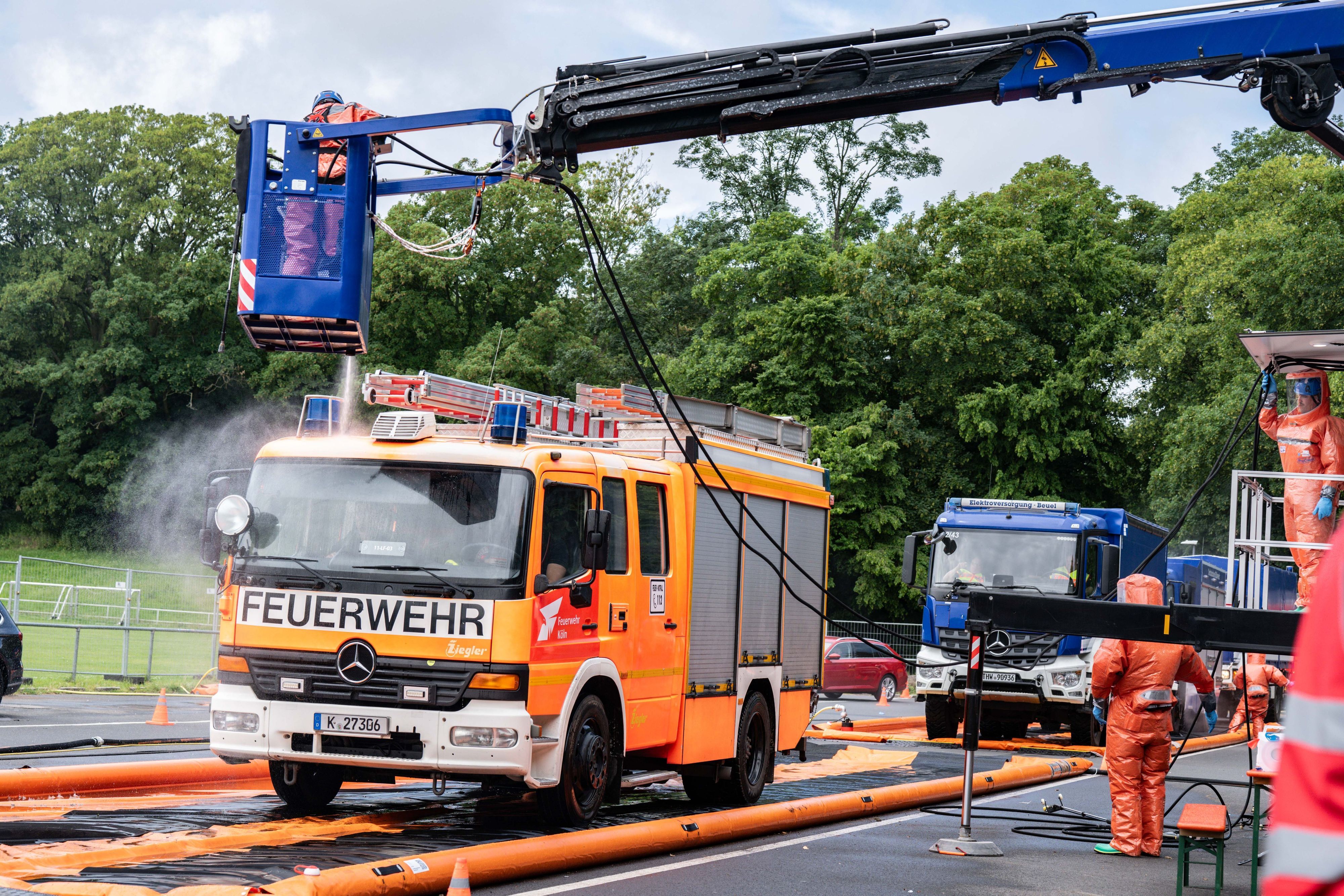 Einsatzkräfte des THW üben die Dekontamination von Fahrzeugen.