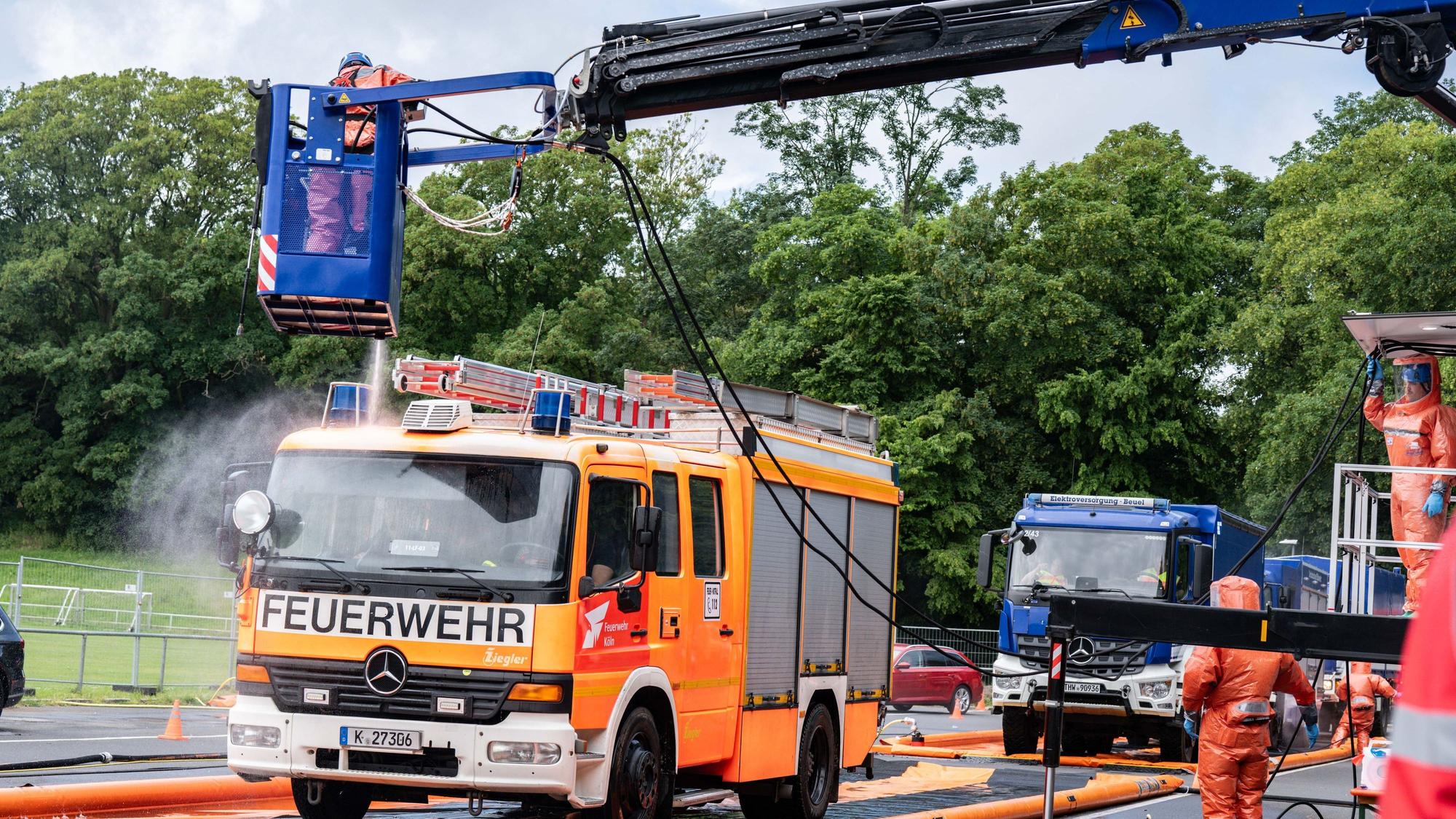 Einsatzkräfte des THW üben die Dekontamination von Fahrzeugen.