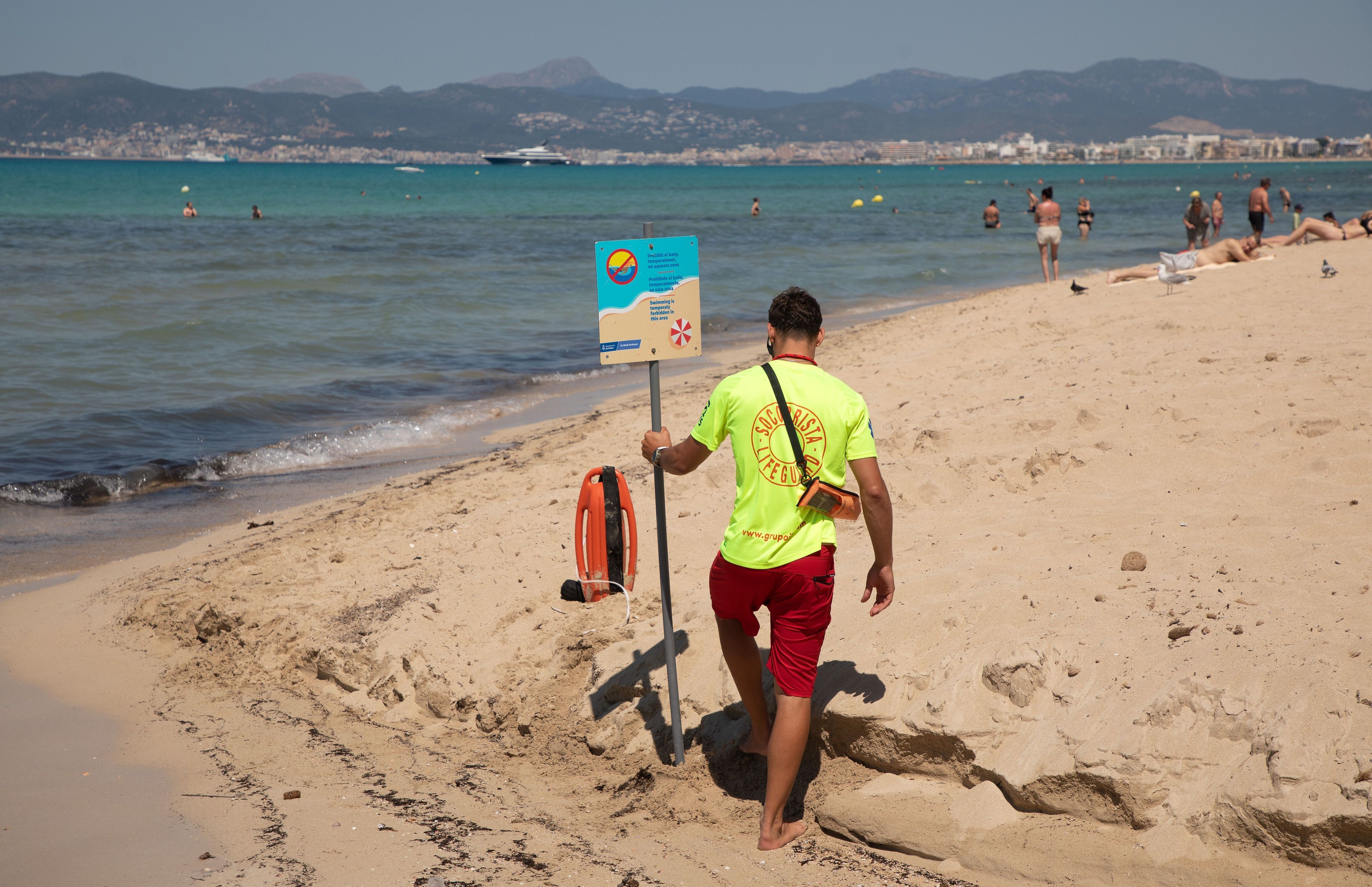 Ein Rettungsschwimmer kennzeichnet einen Strandabschnitt auf Mallorca.