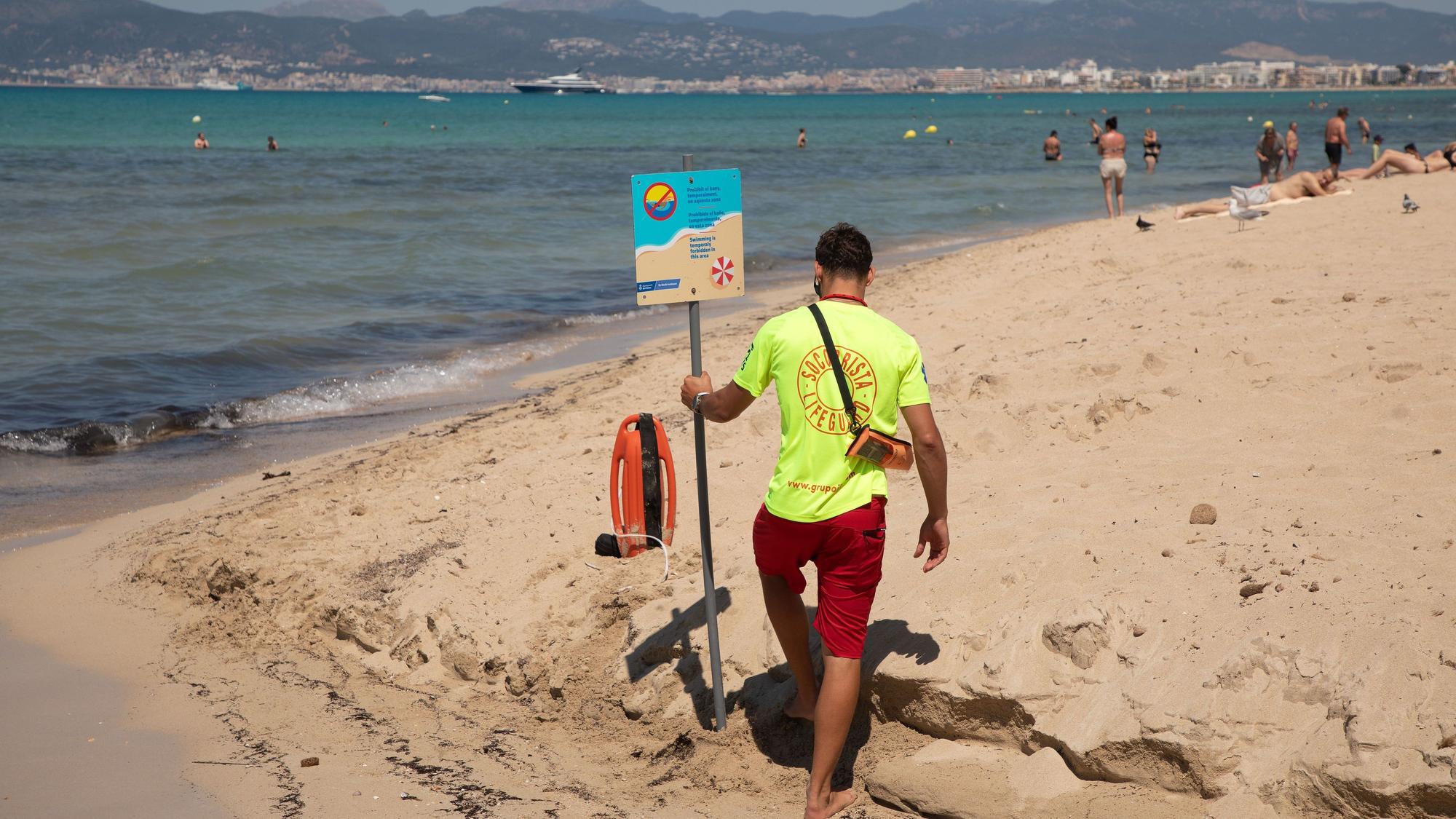 Ein Rettungsschwimmer kennzeichnet einen Strandabschnitt auf Mallorca.