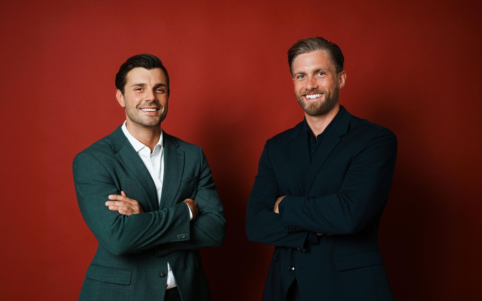 Tim (links) und Sebastian sind die aktuellen Rosenkavaliere bei „Die Bachelors“. (Bild: RTL / Lena-Luise Grellert)