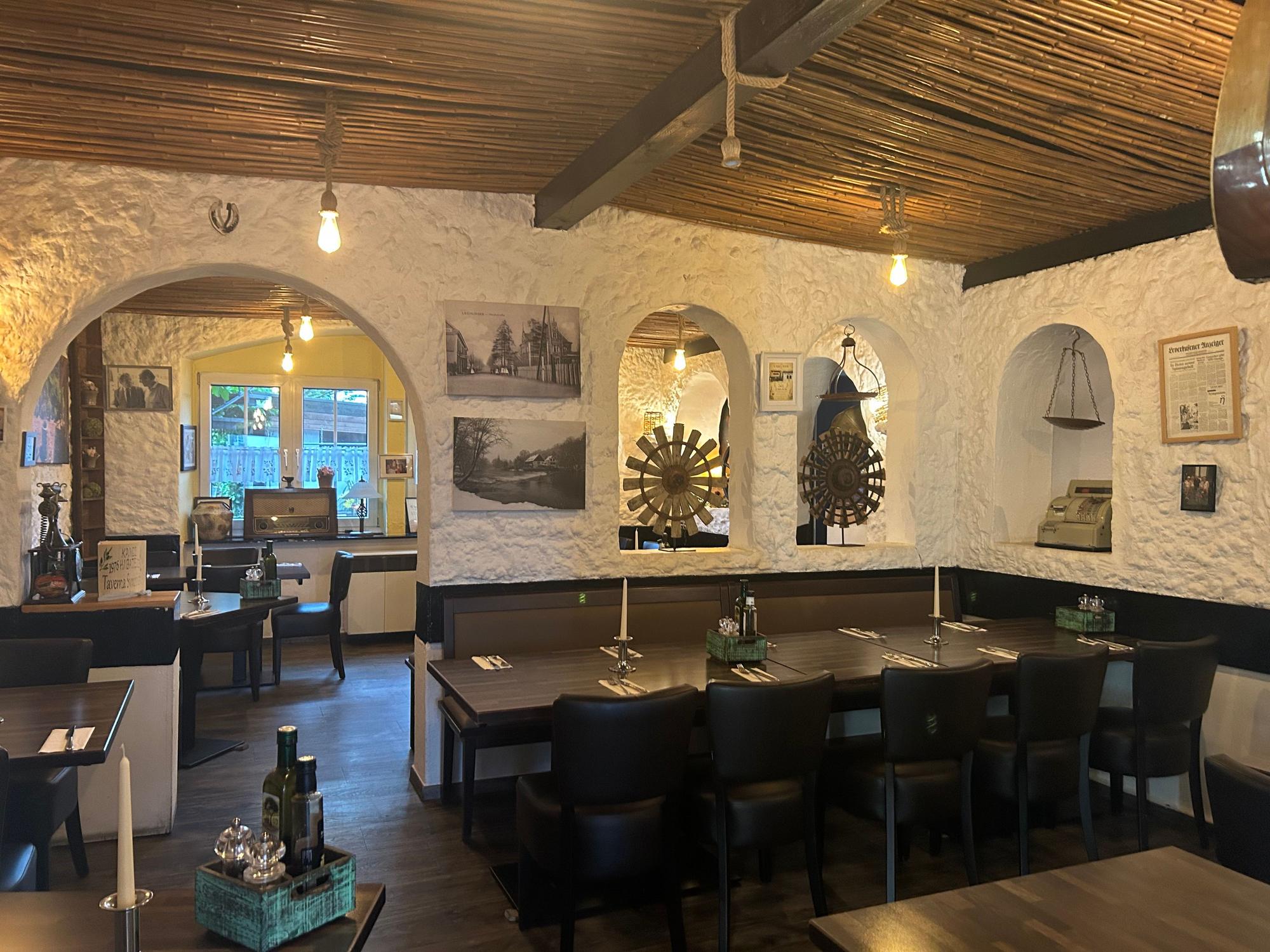 Das Restaurant „Taverna Symposium“ hat drinnen 60 Sitzplätze, gegenüber gibt es einen Biergarten für 80 weitere Gäste.
