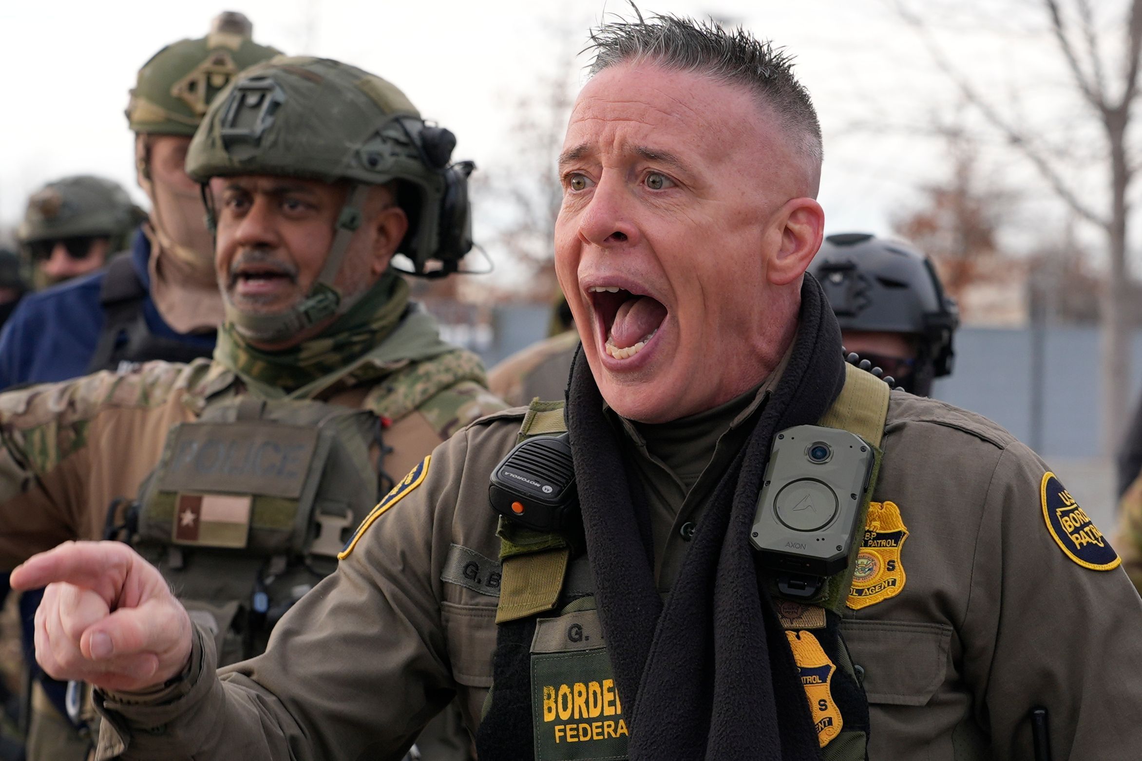 Der frühere US-Grenzschutz-Kommandeur Gregory Bovino schreit in Minneapolis Demonstranten an. (Archivbild)