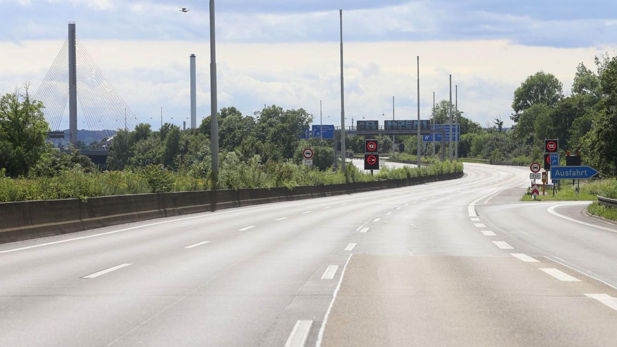Gähnende Leere auf der Autobahn 565 Richtung Nordbrücke.