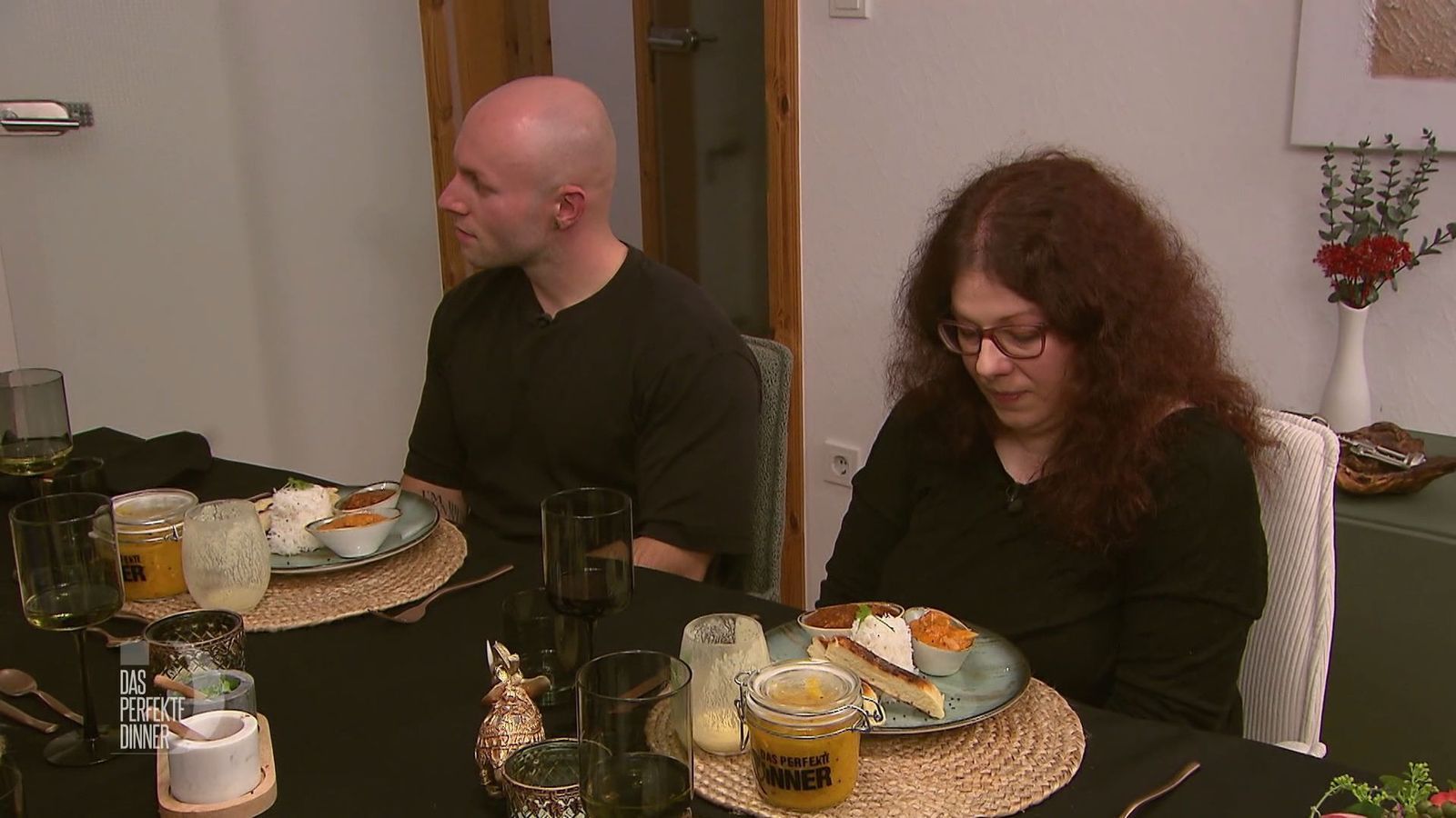 Alex und Elina haben schon richtig Appetit auf die indischen Klassiker.
 (Bild: RTL)