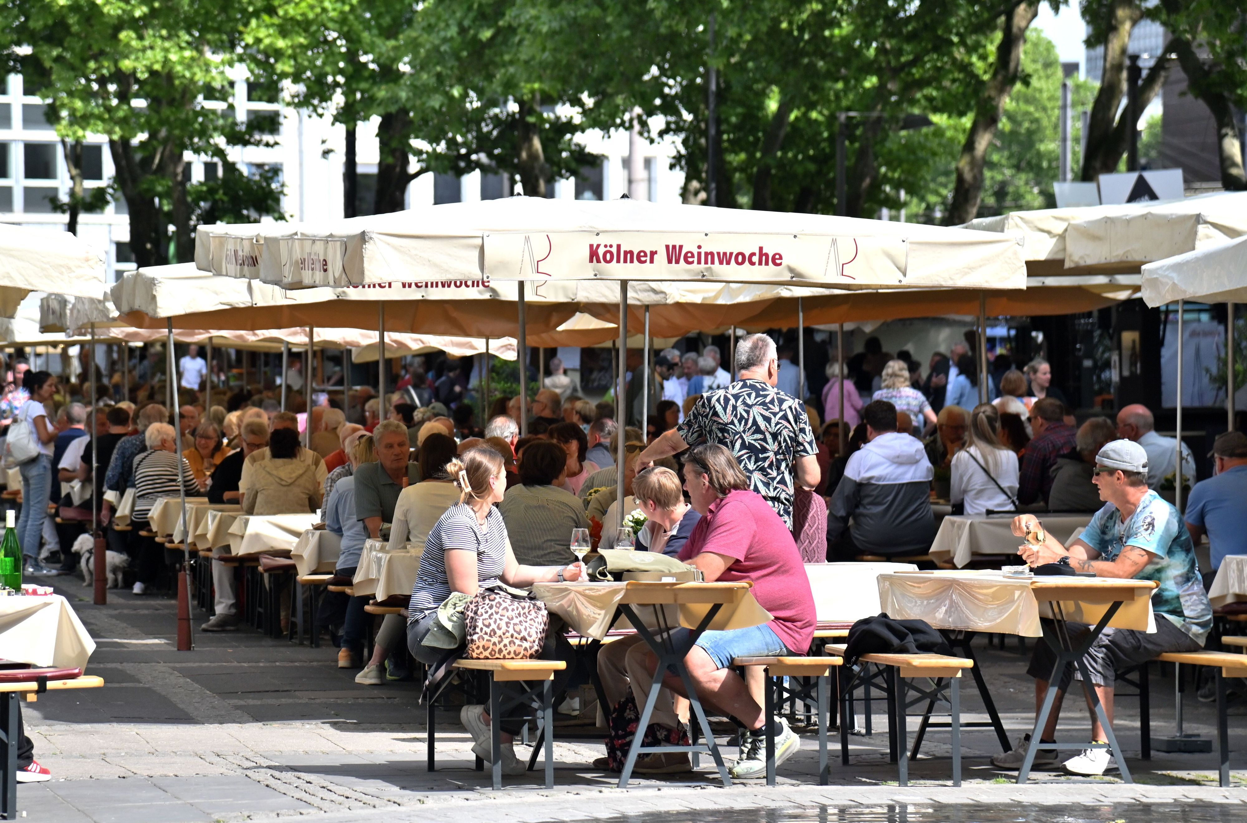 Besuchende bei der Weinwoche auf dem Neumarkt. (Archivbild)