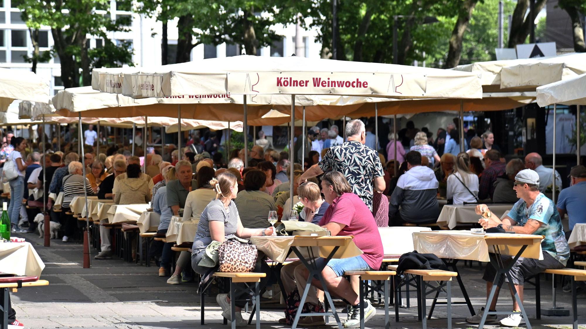 Besuchende bei der Weinwoche auf dem Neumarkt. (Archivbild)