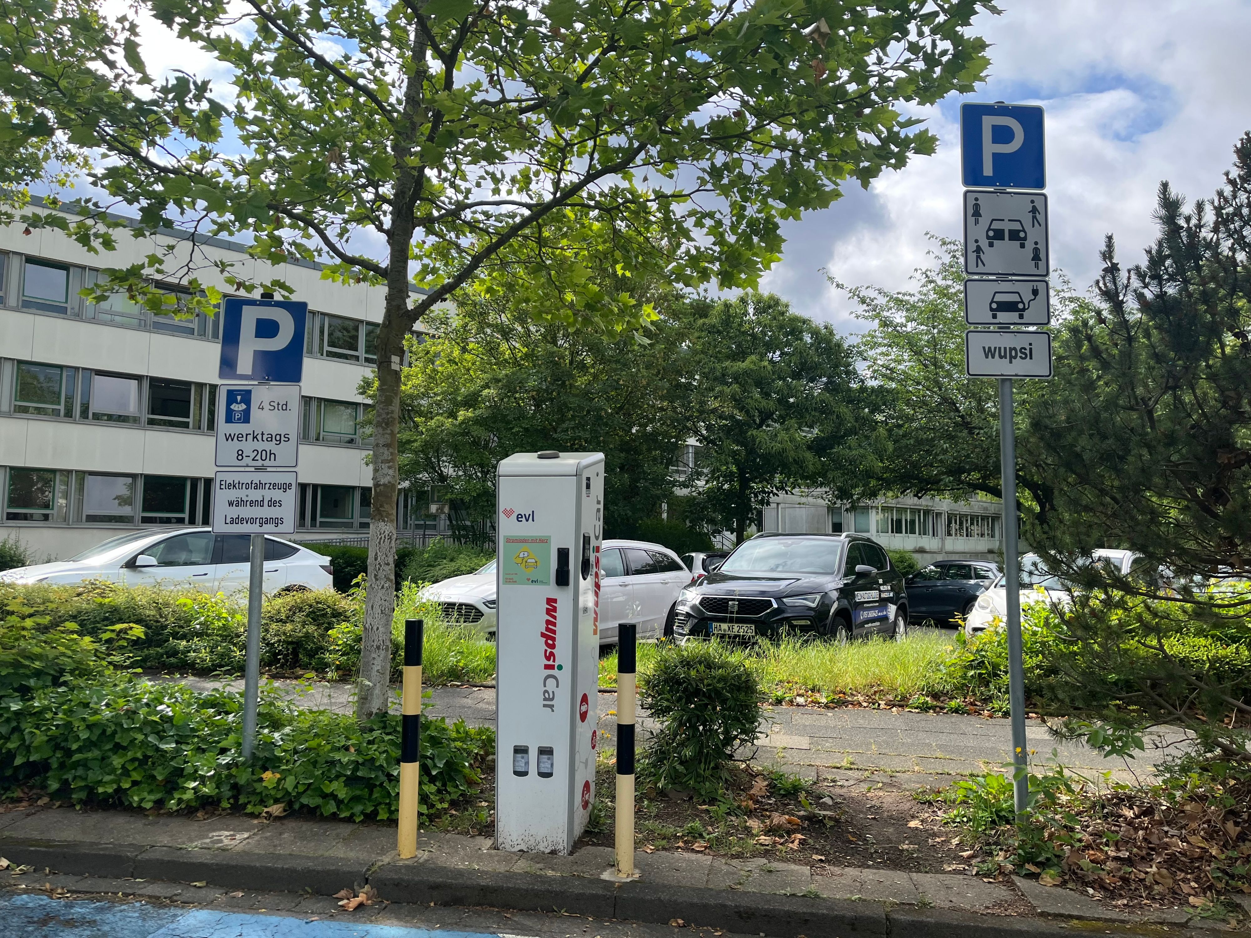 Eine Elektro-Ladesäule mit dazugehörigen Schildern.