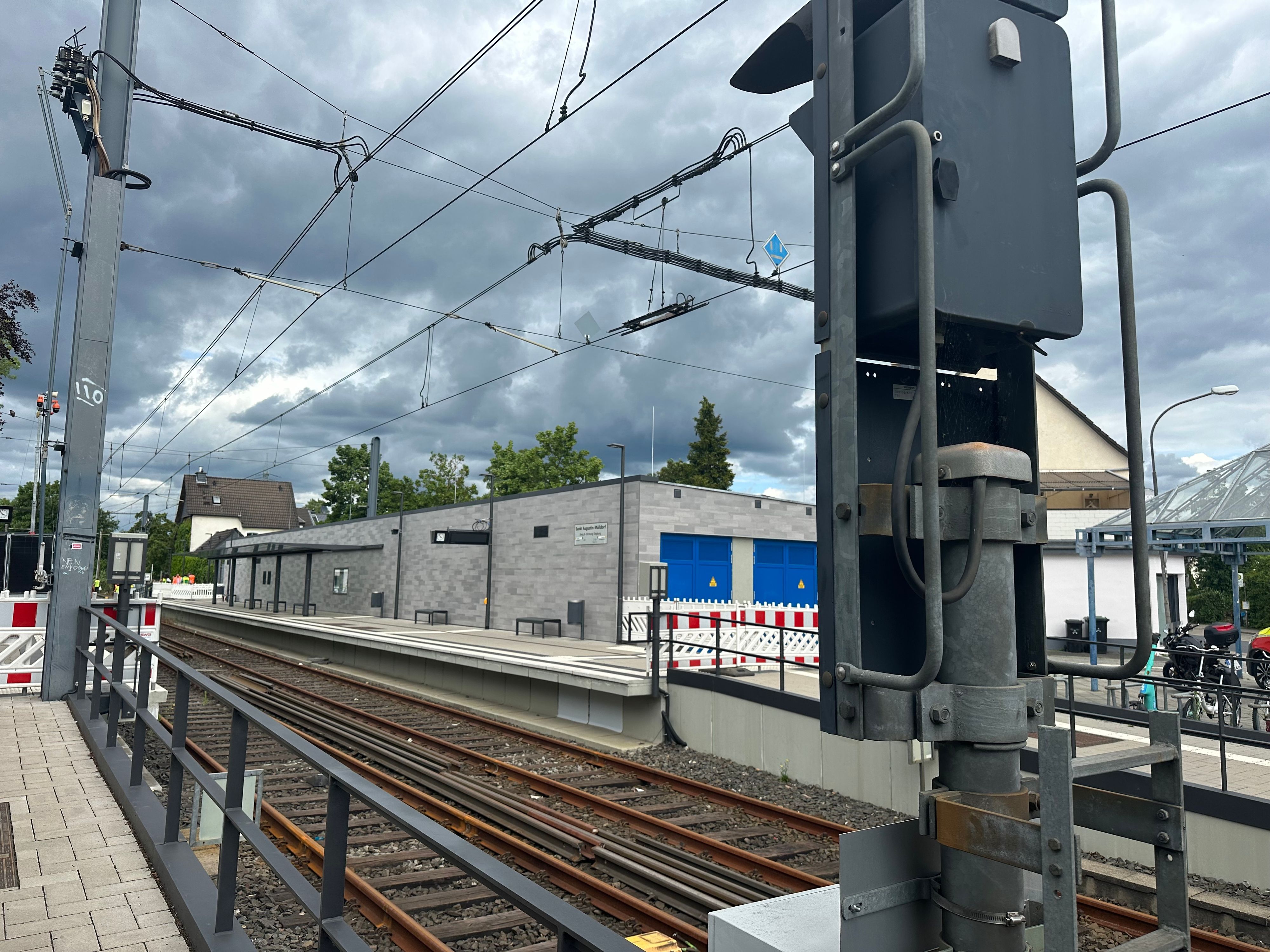 An der Haltestelle Mülldorf befindet sich ein hochmodernes Stellwerk der Stadtwerke Bonn. Die von ihm ausgehenden Kabel wurden durchtrennt.