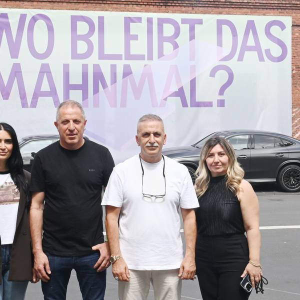 „Wo bleibt das Mahnmal?“, fragen Anwohner der Keupstraße 22 Jahre nach dem Nagelbombenanschlag. Von links: Rujin Tunc, Muhammet Ayazgün, Bünyamin Köksoy, Ilknur Altinova.