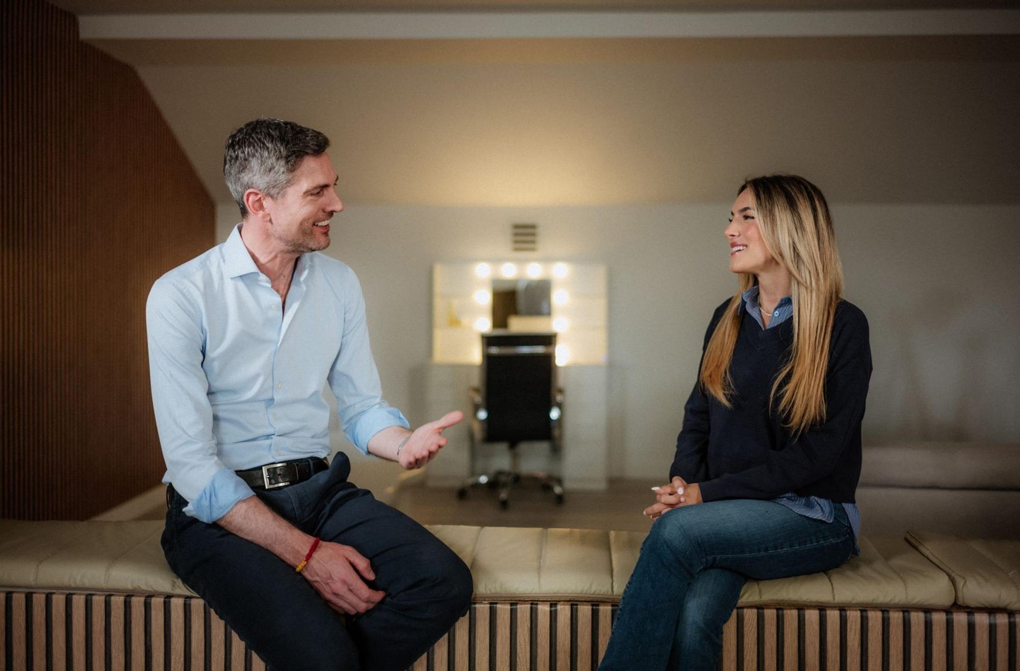 Ingo Zamperoni trifft Kritiker, aber auch Befürworter Donald Trumps: Influencerin Emily Austin unterstützt Donald Trump und auch das Vorgehen der ICE-Truppen. Die Sportinfluencerin nutzt ihre Reichweite von Millionen Followern und postet auch zu politischen Themen. (Bild: WDR / Martin Kobold)