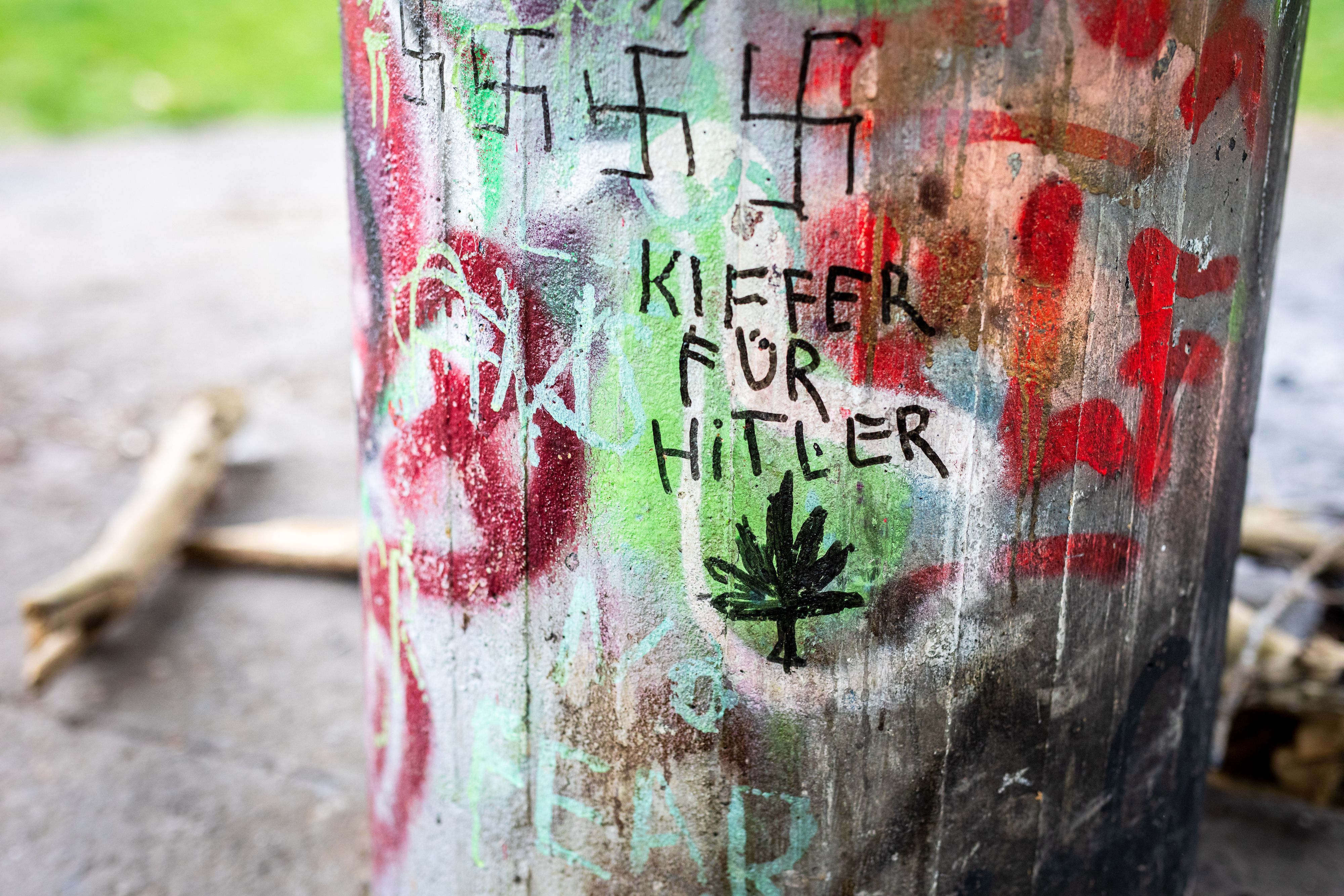 Dutzende nationalsozialistische Symbole, darunter Hakenkreuze und SS-Siegrunen, waren 2025 rund um den Wetterpilz, einem Beton-Unterstand in Pilzform, auf dem sogenannten Pilzberg im Kölner Beethovenpark zu sehen.