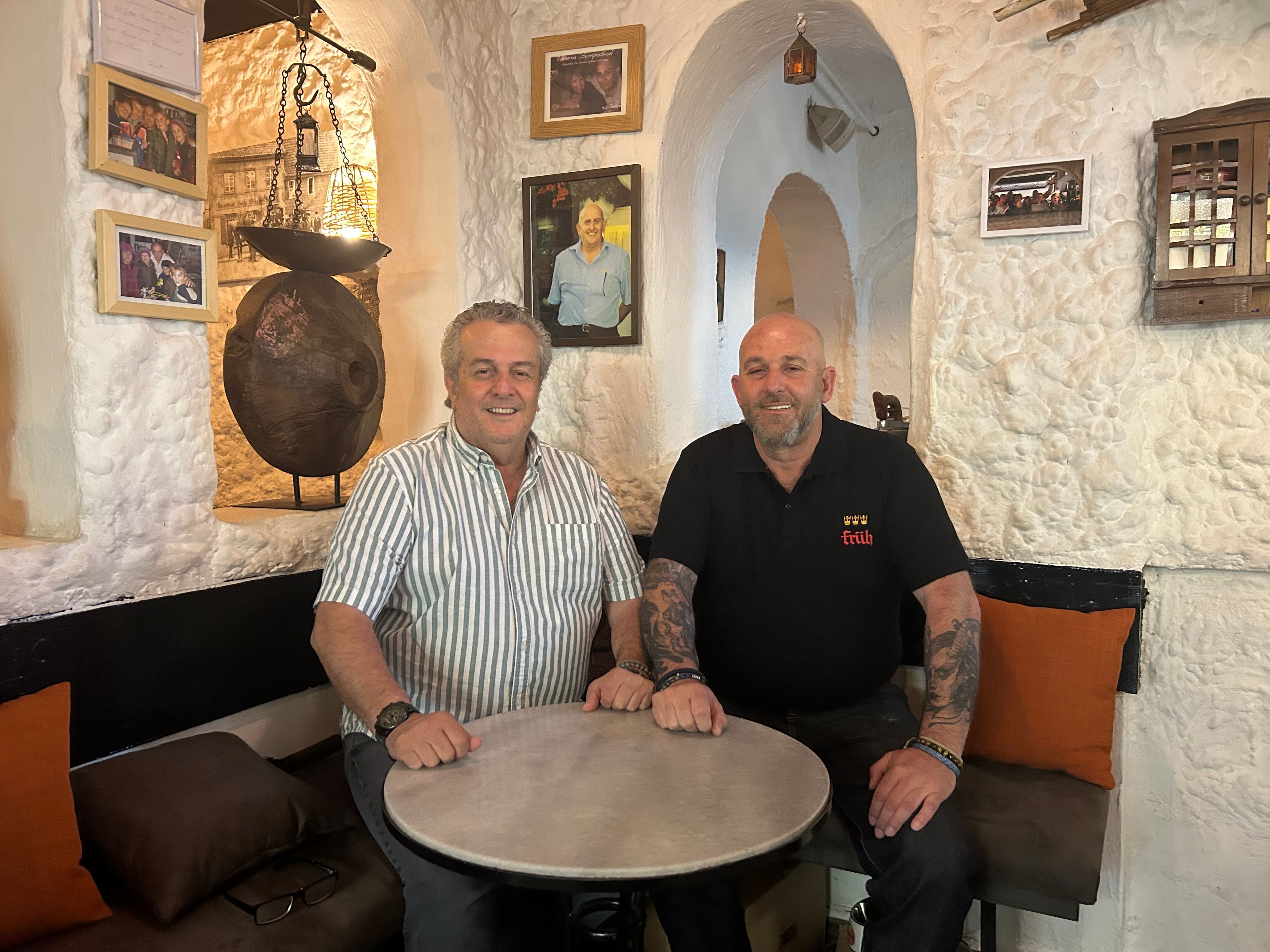 Sie sind Cousins, führen gemeinsam das Restaurant und tragen den gleichen Namen: Zacharias und Zacharias Karapantsios.
