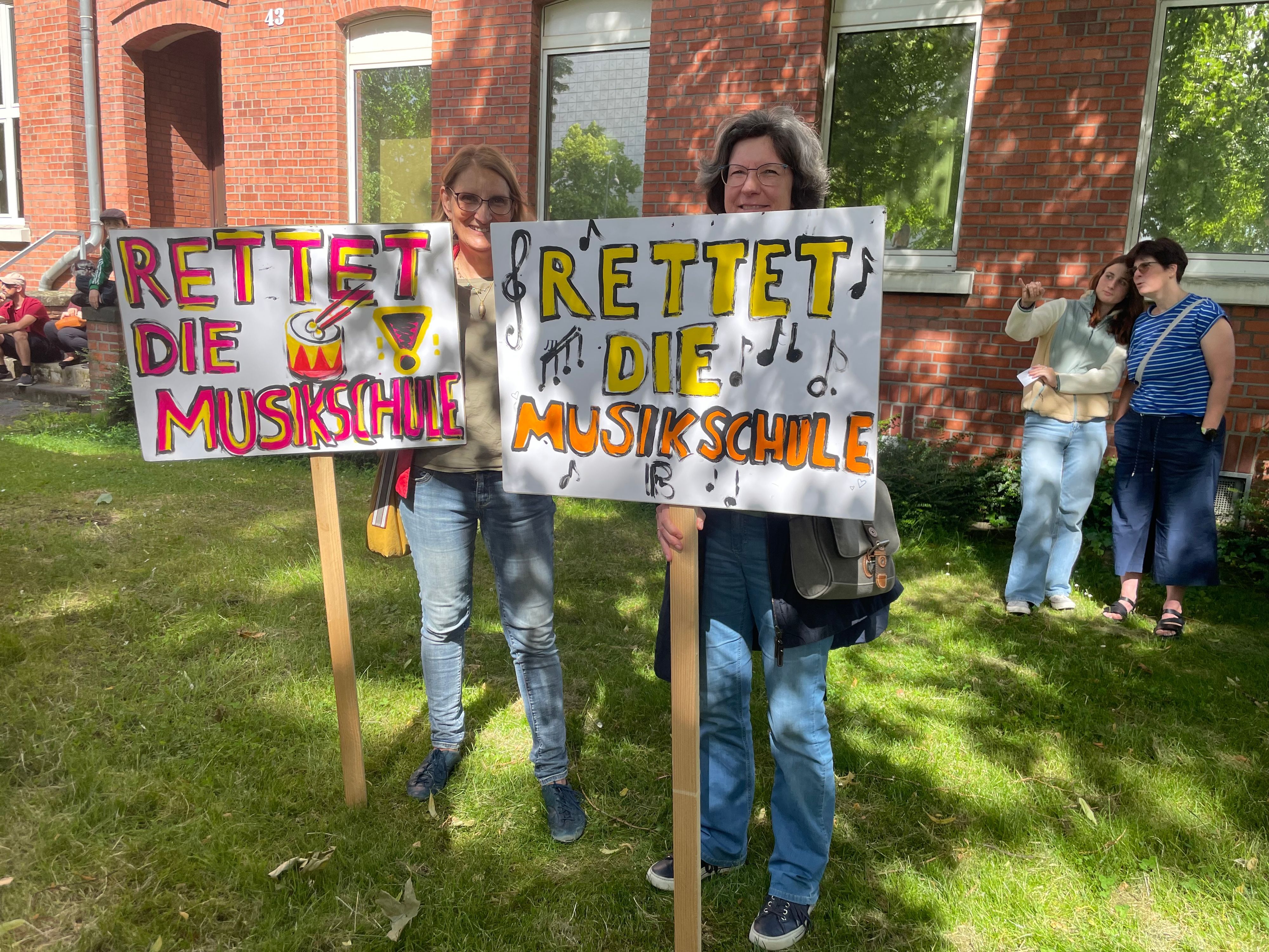 Marion Heyne (l.) und Petra Fink vom Leverkusener Kammerorchester demonstrierten mit.