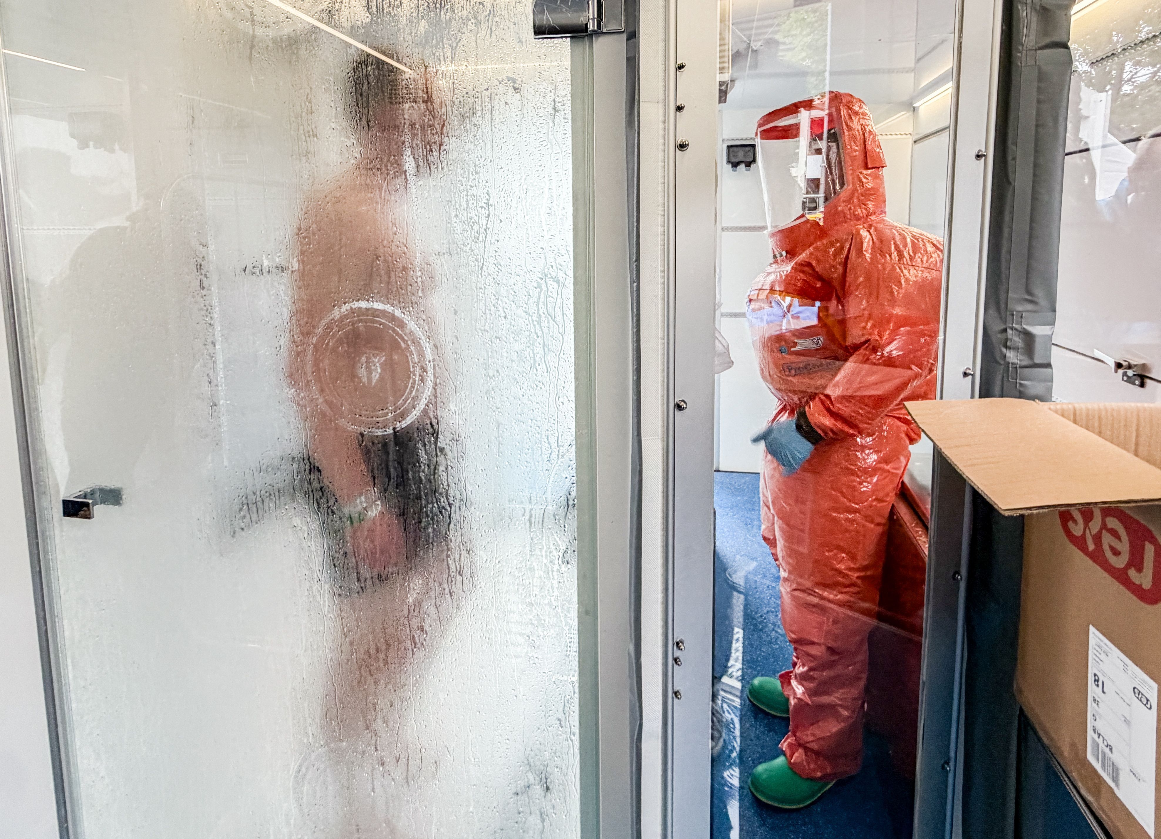 Ein Statist wird während der Übung in einer Dusche dekontaminiert.
