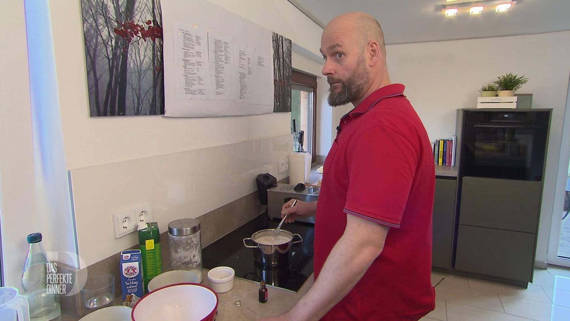 Kei hofft, dass seine Panna cotta diesmal fester wird als beim Probekochen.
(Bild: RTL)