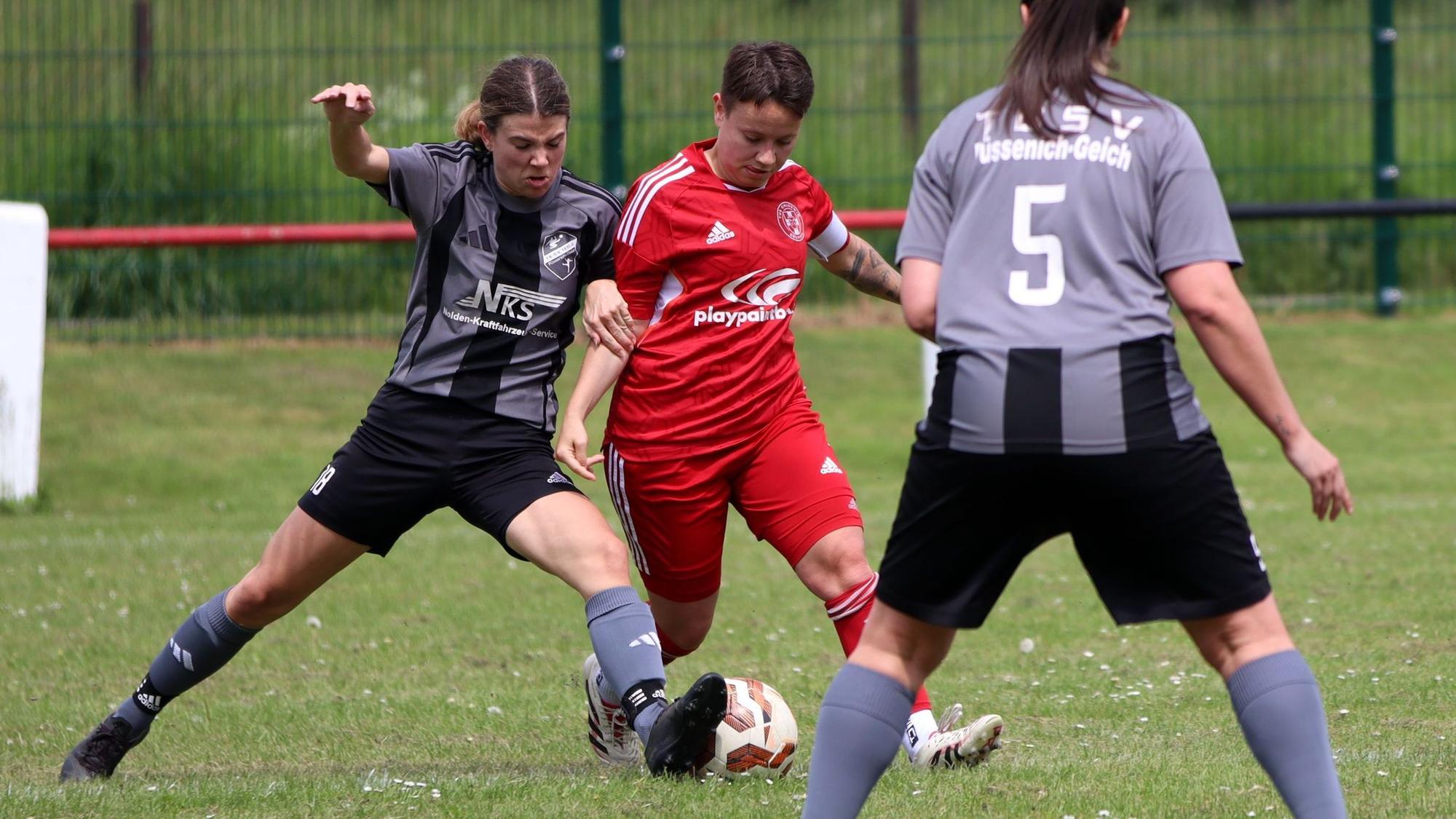 Laura Pöhler (l.) versucht, Celine Hilgers den Ball abzunehmen.