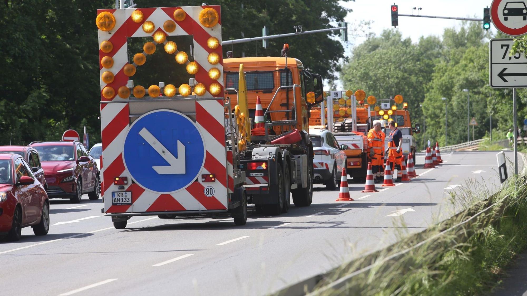 Die Polizei sperrt die Anschlussstelle Beuel/L269 zur Nordbrücke zwischen Beuel und Niederkassel.