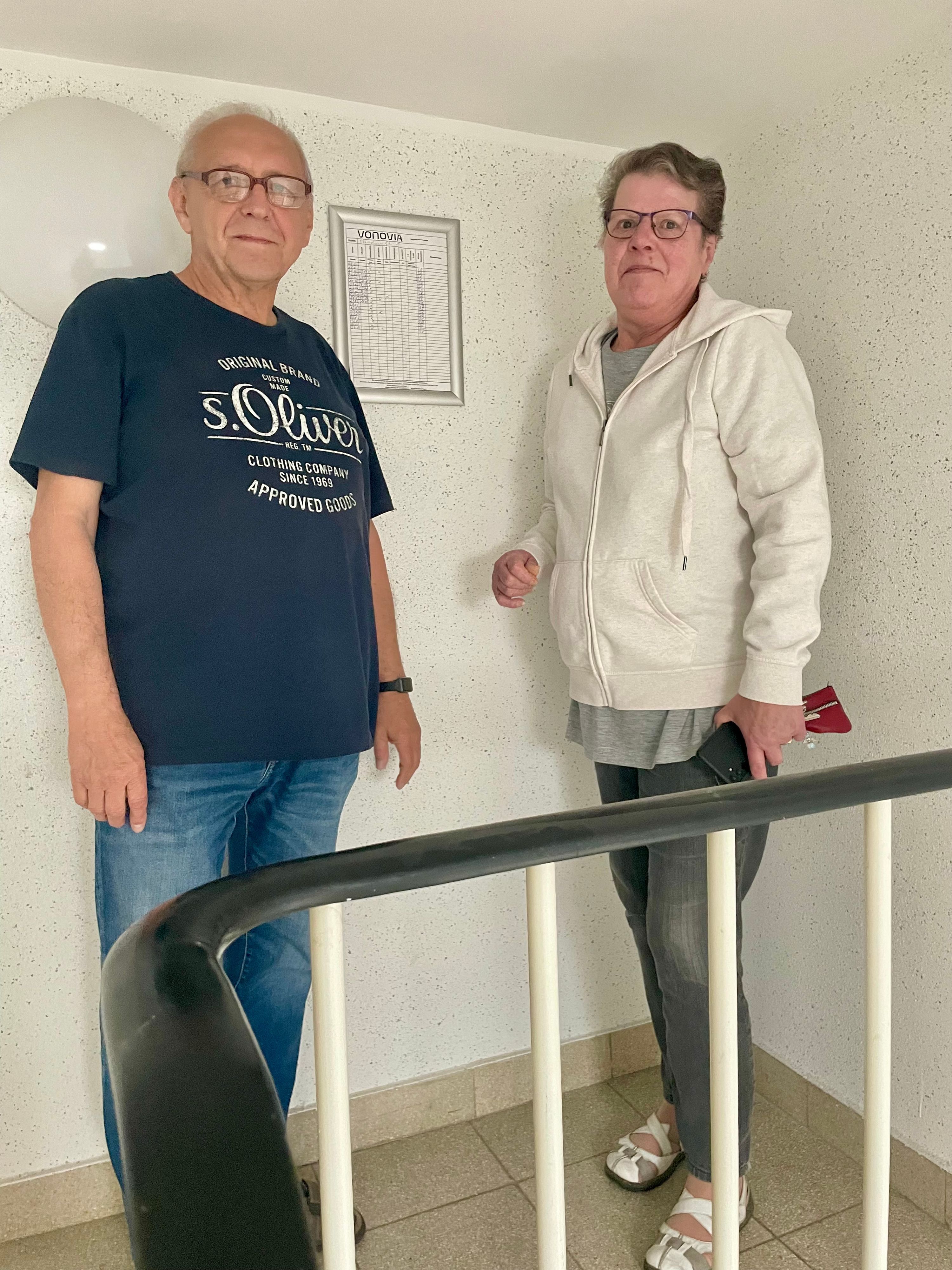 Johann Surowka und Andrea Bruns ärgern sich über die Treppenhausreinigung der Vonovia