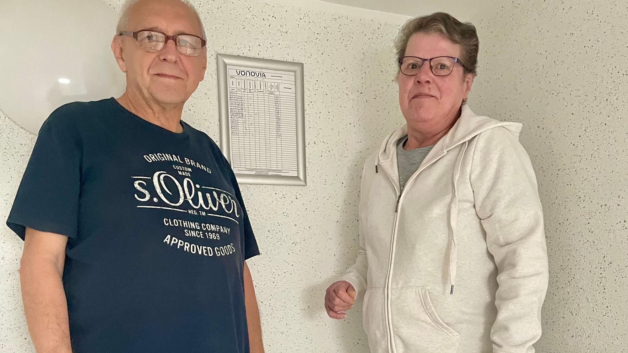 Johann Surowka und Andrea Bruns ärgern sich über die Treppenhausreinigung der Vonovia
