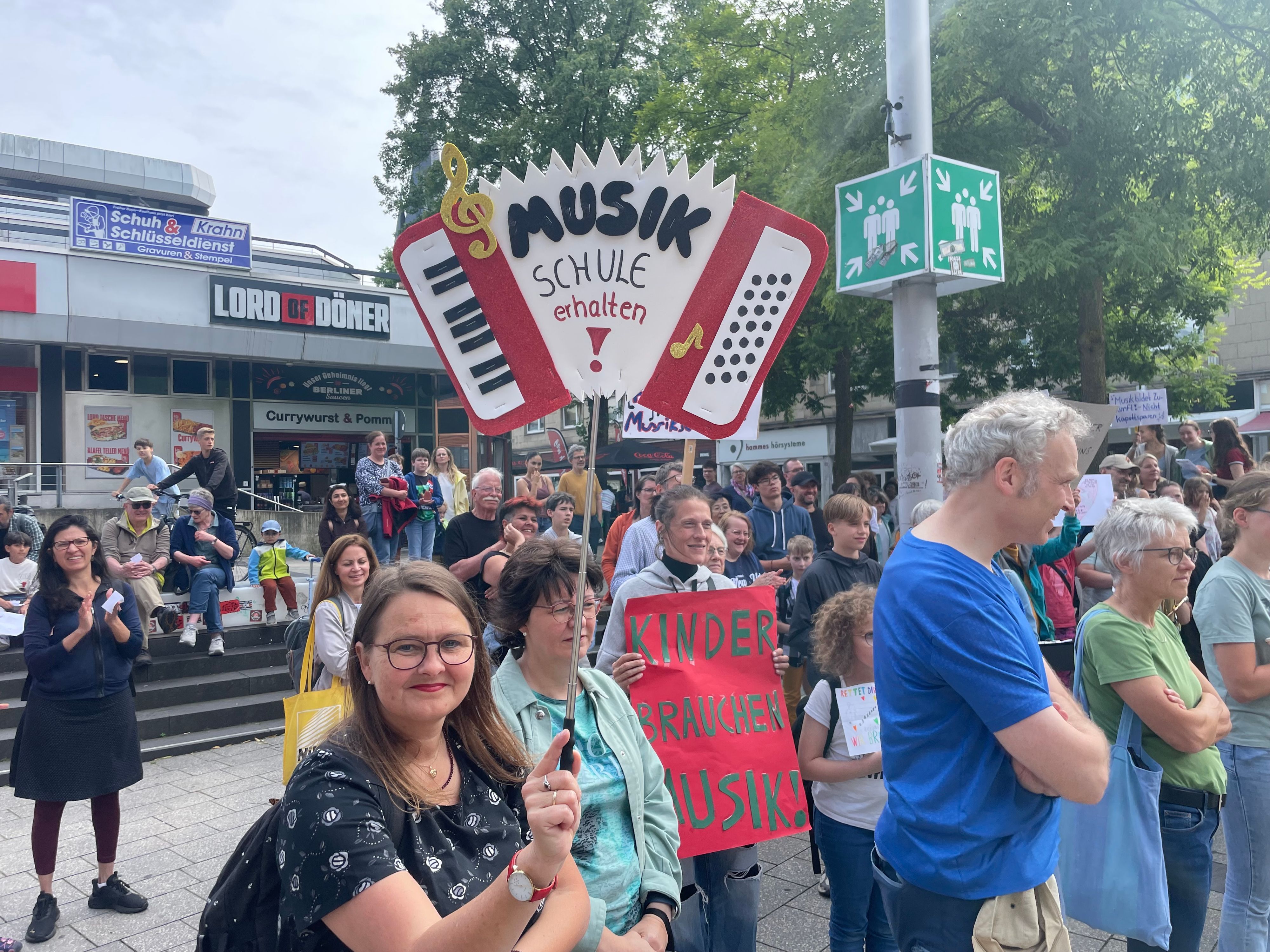 Eltern und Unterstützer der Musikschule sind besorgt wegen der geplanten Stellenkürzungen.