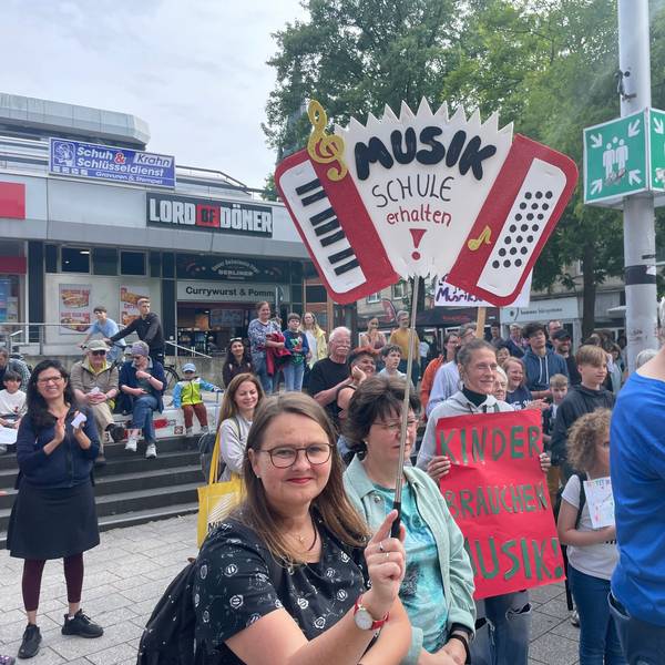 Eltern und Unterstützer der Musikschule sind besorgt wegen der geplanten Stellenkürzungen.