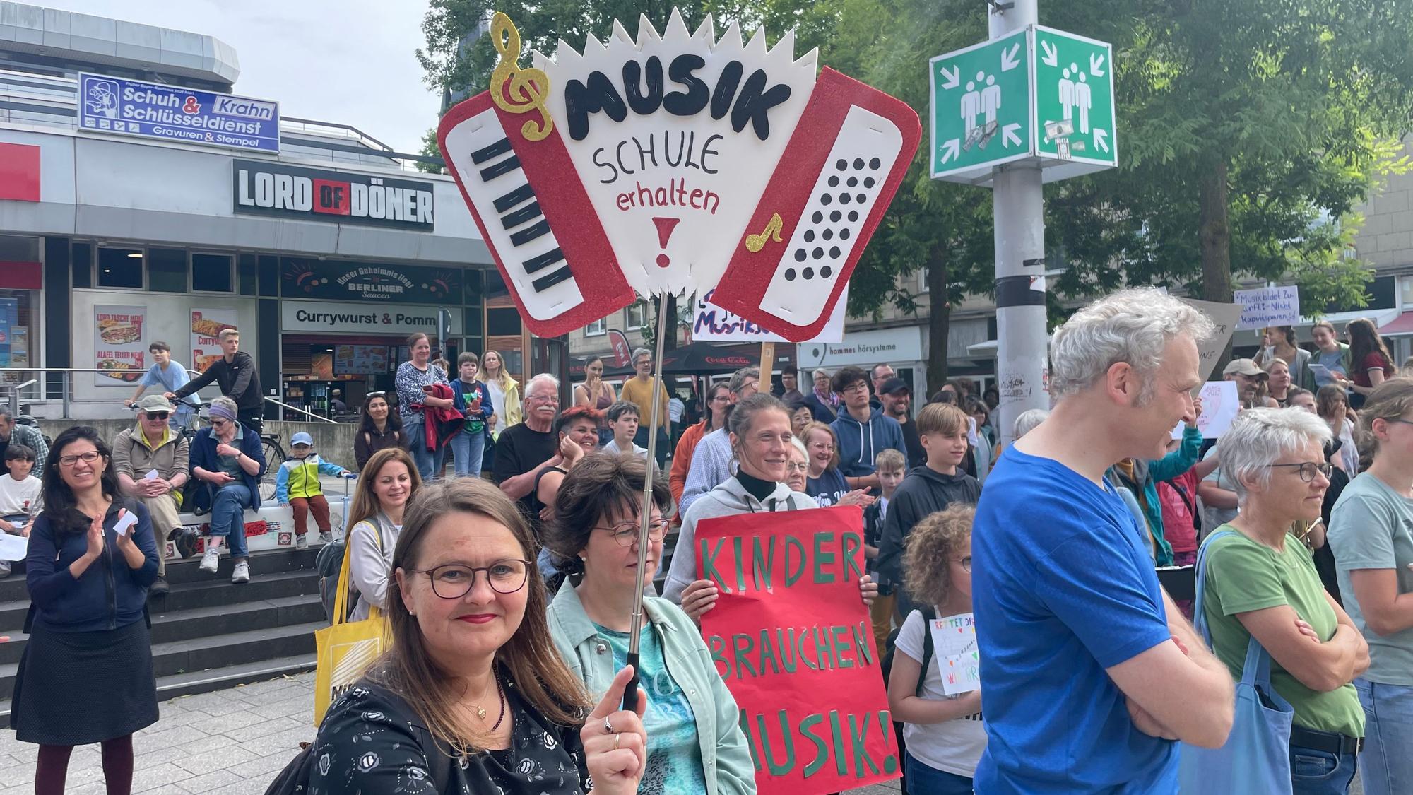 Eltern und Unterstützer der Musikschule sind besorgt wegen der geplanten Stellenkürzungen.