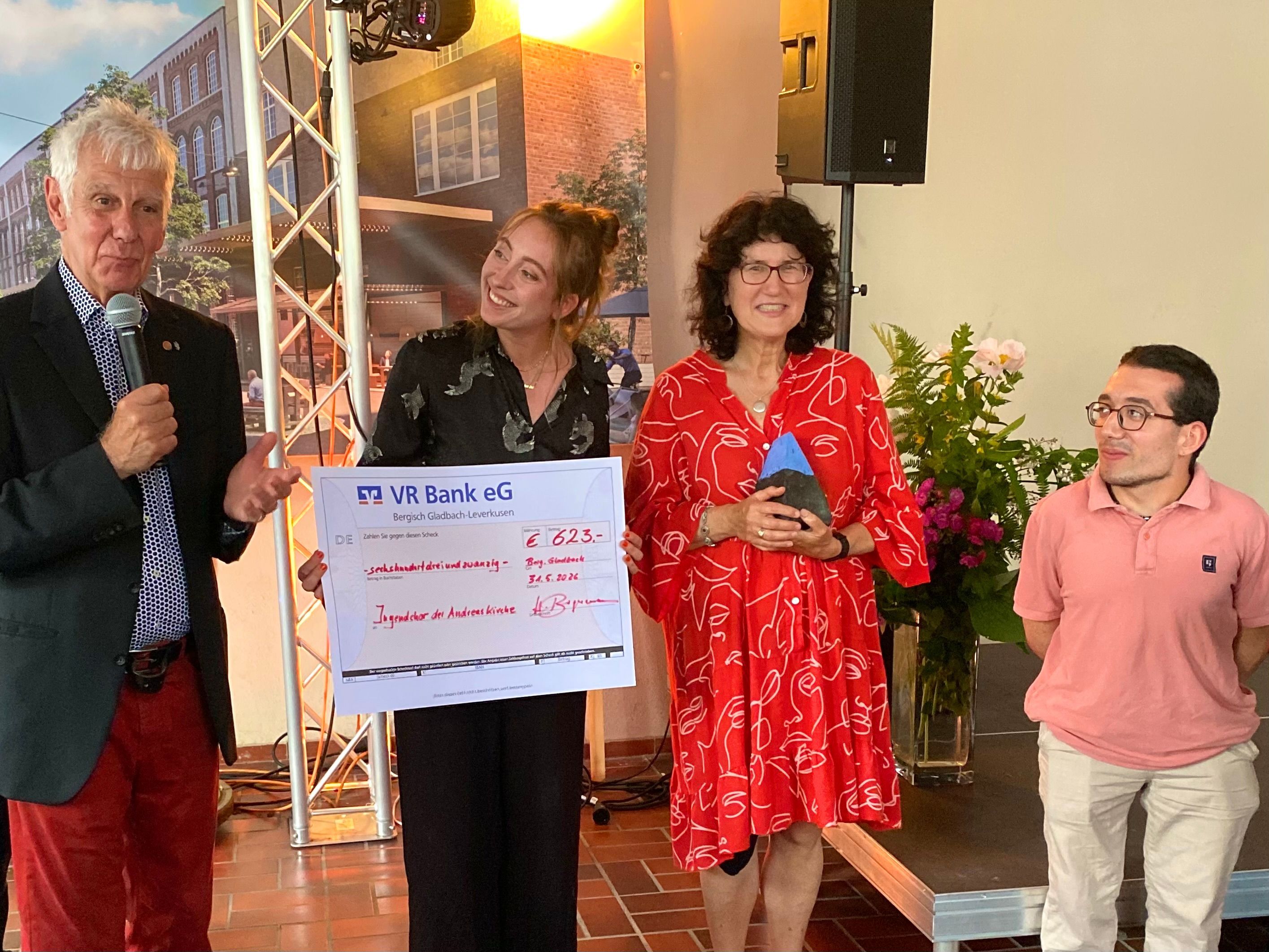 Zu sehen sind die Vertreter des Chores Jannis Katirtzis, Sabine Gressner-Ritter und Marla Kemp mit Heribert Bergermann.