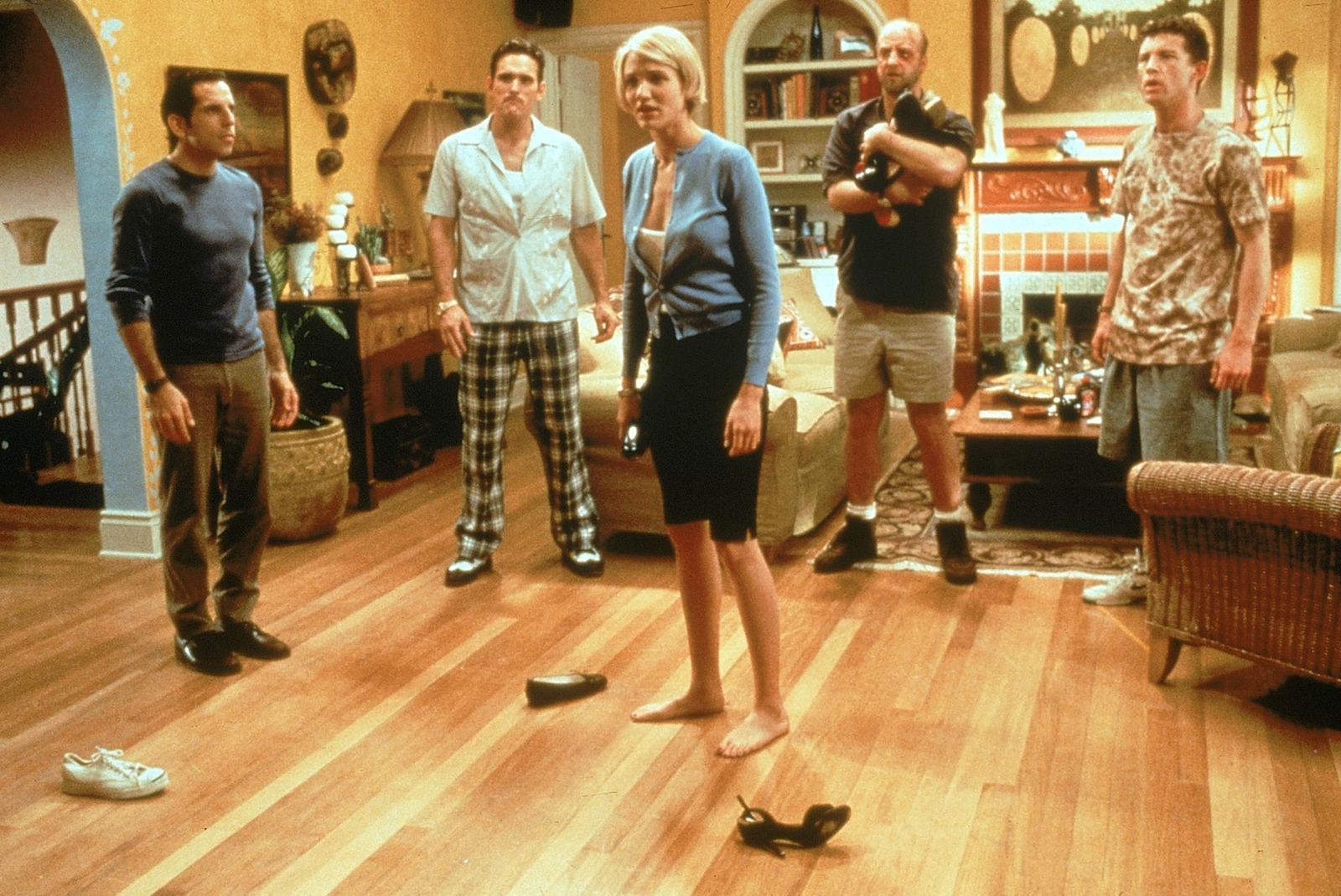 Mary (Cameron Diaz) hat allen den Kopf verdreht: Nun versuchen Ted (Ben Stiller, links), Pat (Matt Dillon, zweiter von links), Dom (Chris Elliot, zweiter von rechts) und Tucker (Lee Evans, rechts) sich gegenseitig auszustechen.
 (Bild: 1998 Twentieth Century Fox Film Corporation. All rights reserved.)
