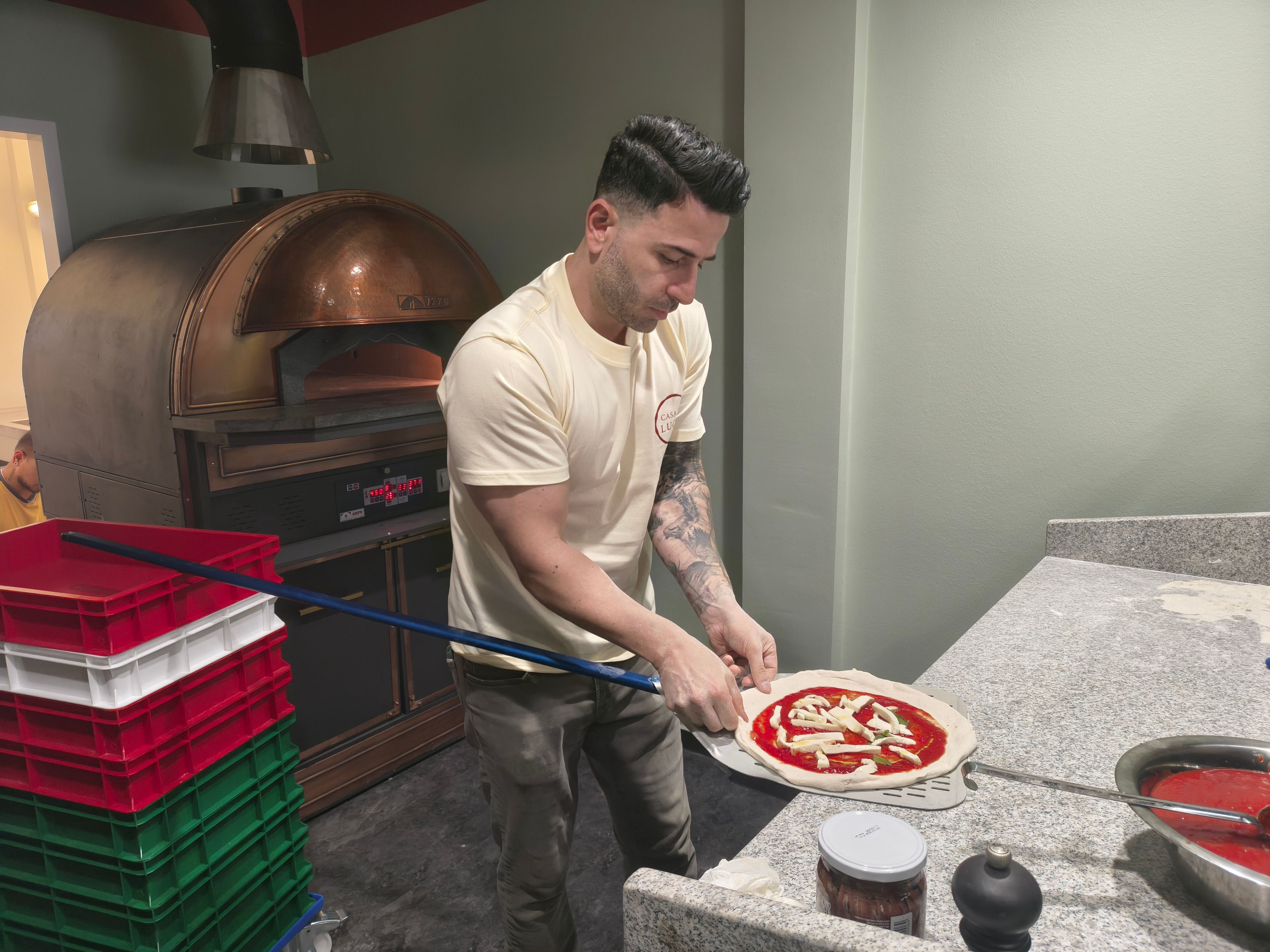 Sinan Batur wurde zum Deutschen Meister der Vera Pizza Napoletana 2026 gekürt. In Siegburg eröffnet er jetzt das Restaurant "Casa Di Lucia".