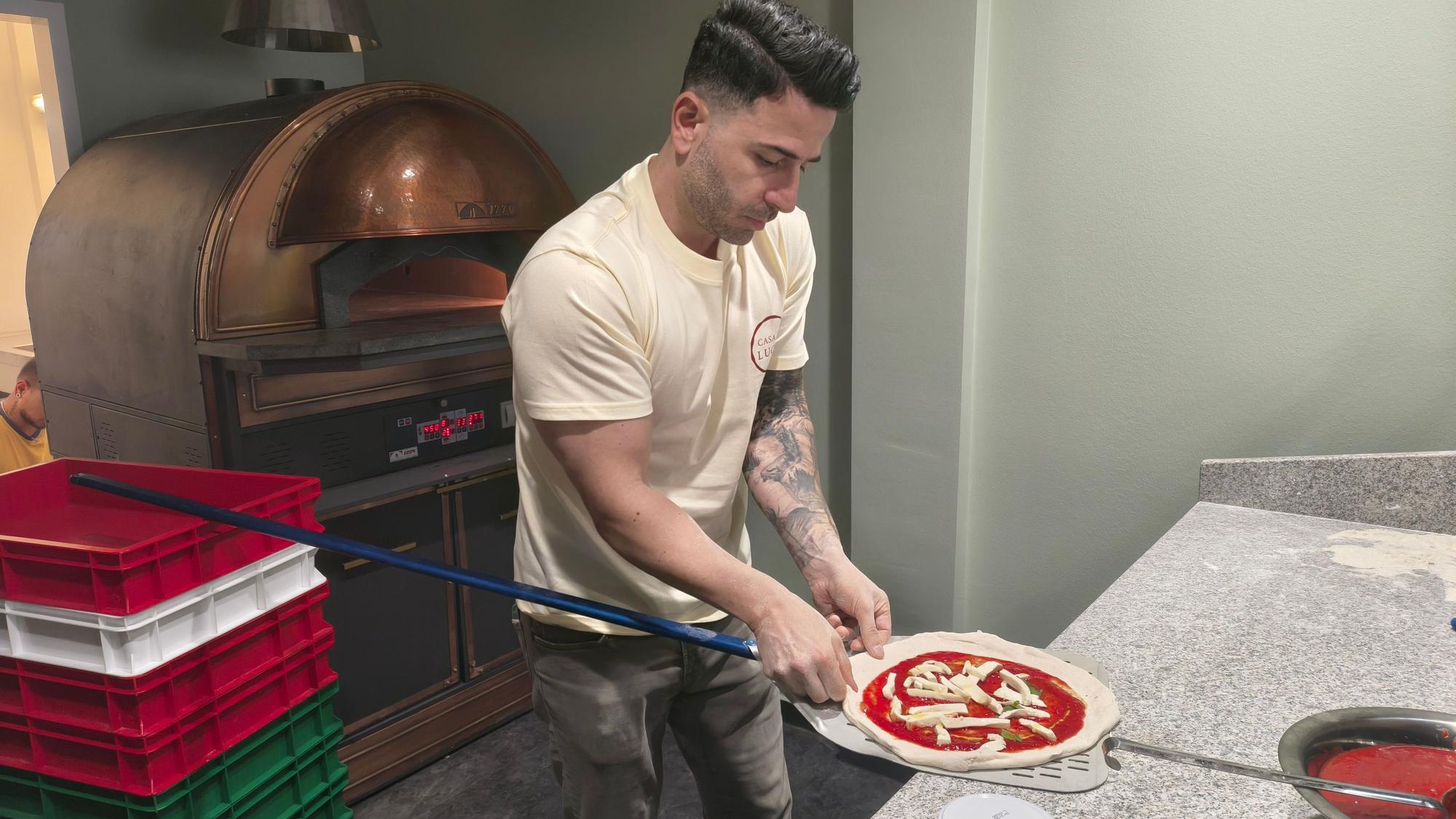 Sinan Batur wurde zum Deutschen Meister der Vera Pizza Napoletana 2026 gekürt. In Siegburg eröffnet er jetzt das Restaurant "Casa Di Lucia".