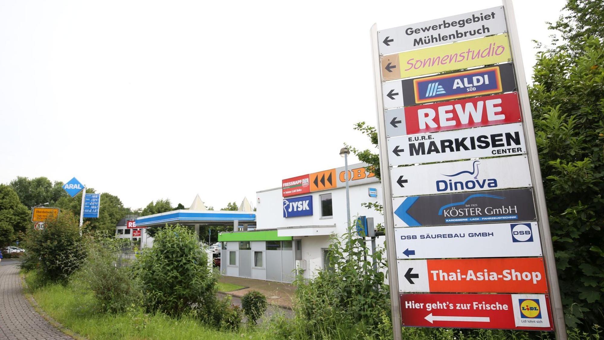 Werbeschilder von Unternehmen im Gewerbegebiet Mühlenbruch.