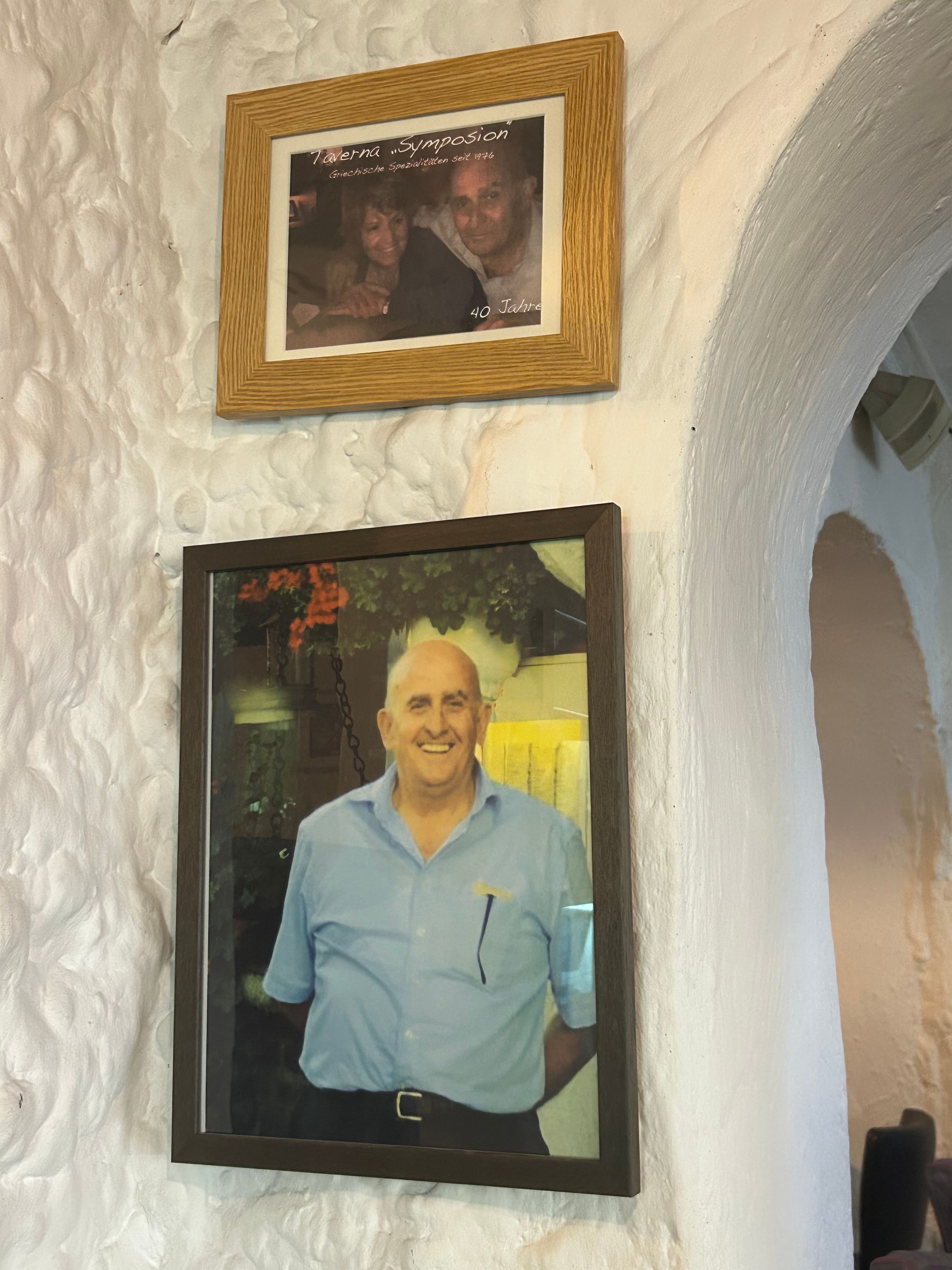 Im 110 Quadratmeter großen Lokal hängen viele Fotos und Erinnerungsstücke von Stammgästen.